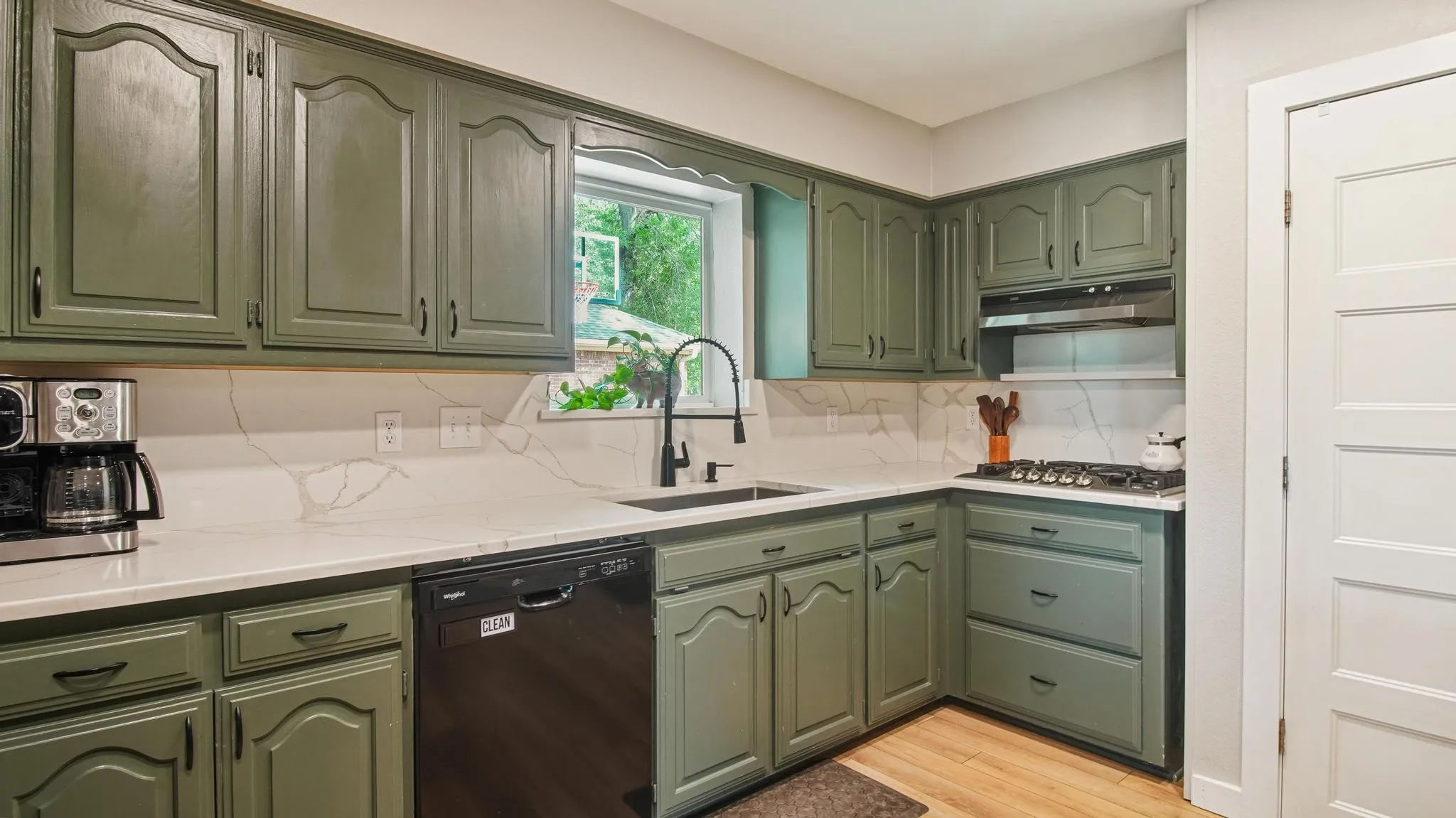 Single Family Residence For Sale in Wood County , 210 Pat Drive, Mineola, Texas 75773, 4 Bedroom, 2 Bathroom, 2 Garage spaces, 2,088 Sqft, built in 1988, mls#21301207, Real Estate Agent in Mineola, Homes For Sale in Wood county, Homes For Sale in Mineola, Realtor in Mineola Texas, Real Estate Brokerage Independent Realty Texas, Luminita Cordes Realtor