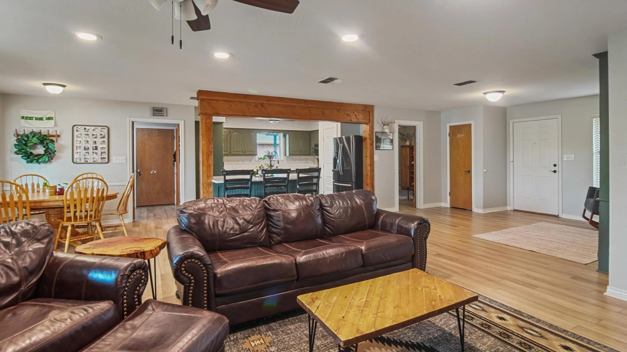 Single Family Residence For Sale in Wood County , 210 Pat Drive, Mineola, Texas 75773, 4 Bedroom, 2 Bathroom, 2 Garage spaces, 2,088 Sqft, built in 1988, mls#21301207, Real Estate Agent in Mineola, Homes For Sale in Wood county, Homes For Sale in Mineola, Realtor in Mineola Texas, Real Estate Brokerage Independent Realty Texas, Luminita Cordes Realtor