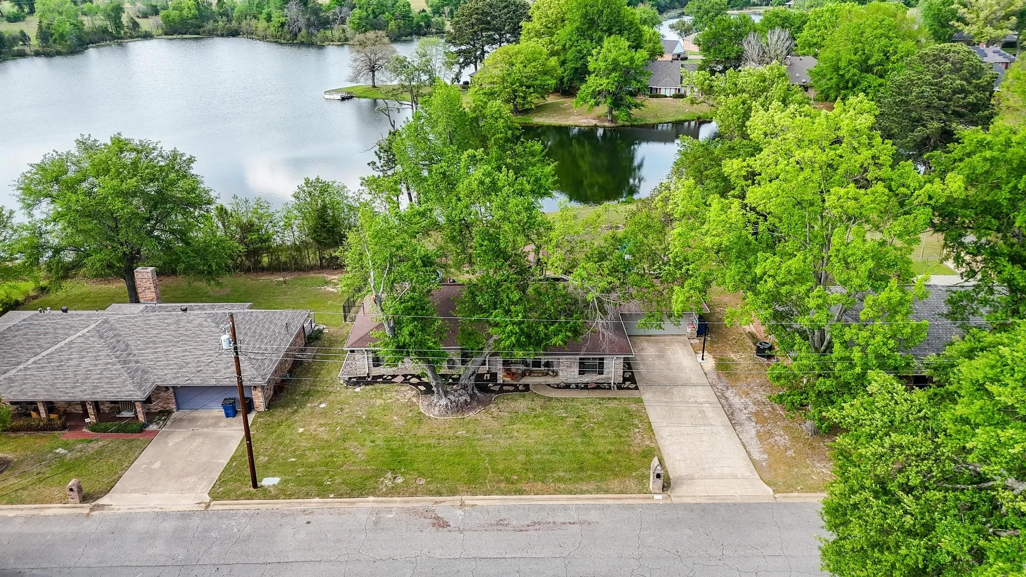 Single Family Residence For Sale in Wood County , 210 Pat Drive, Mineola, Texas 75773, 4 Bedroom, 2 Bathroom, 2 Garage spaces, 2,088 Sqft, built in 1988, mls#21301207, Real Estate Agent in Mineola, Homes For Sale in Wood county, Homes For Sale in Mineola, Realtor in Mineola Texas, Real Estate Brokerage Independent Realty Texas, Luminita Cordes Realtor