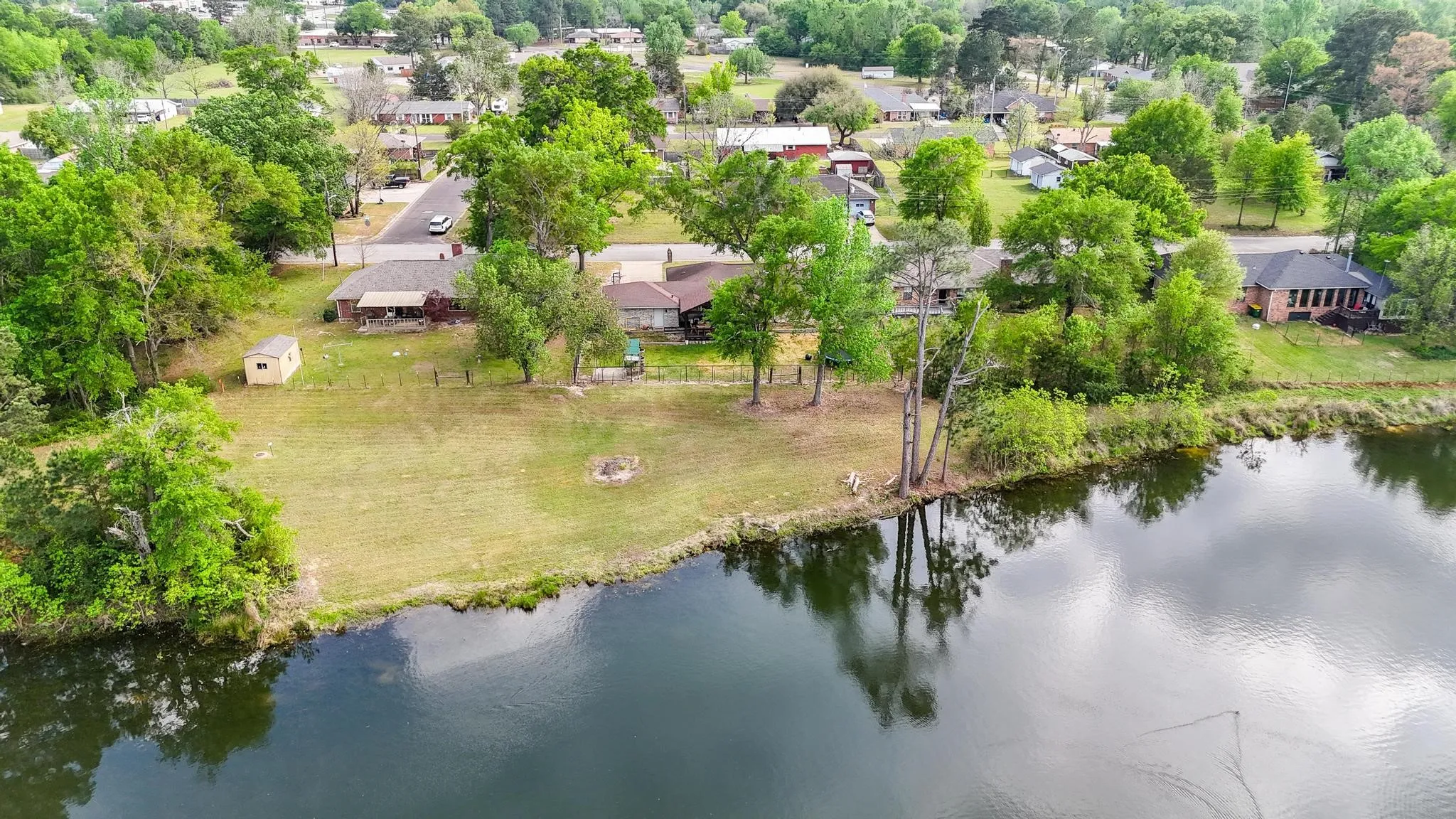 Single Family Residence For Sale in Wood County , 210 Pat Drive, Mineola, Texas 75773, 4 Bedroom, 2 Bathroom, 2 Garage spaces, 2,088 Sqft, built in 1988, mls#21301207, Real Estate Agent in Mineola, Homes For Sale in Wood county, Homes For Sale in Mineola, Realtor in Mineola Texas, Real Estate Brokerage Independent Realty Texas, Luminita Cordes Realtor