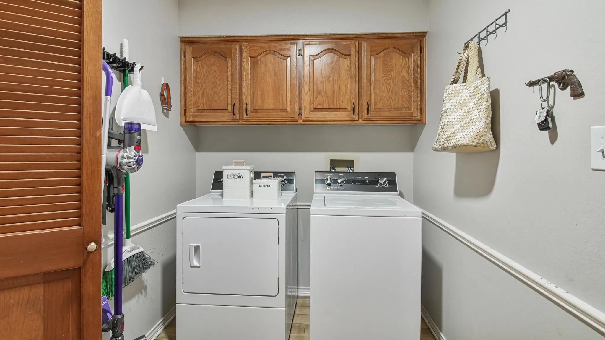 Single Family Residence For Sale in Wood County , 210 Pat Drive, Mineola, Texas 75773, 4 Bedroom, 2 Bathroom, 2 Garage spaces, 2,088 Sqft, built in 1988, mls#21301207, Real Estate Agent in Mineola, Homes For Sale in Wood county, Homes For Sale in Mineola, Realtor in Mineola Texas, Real Estate Brokerage Independent Realty Texas, Luminita Cordes Realtor