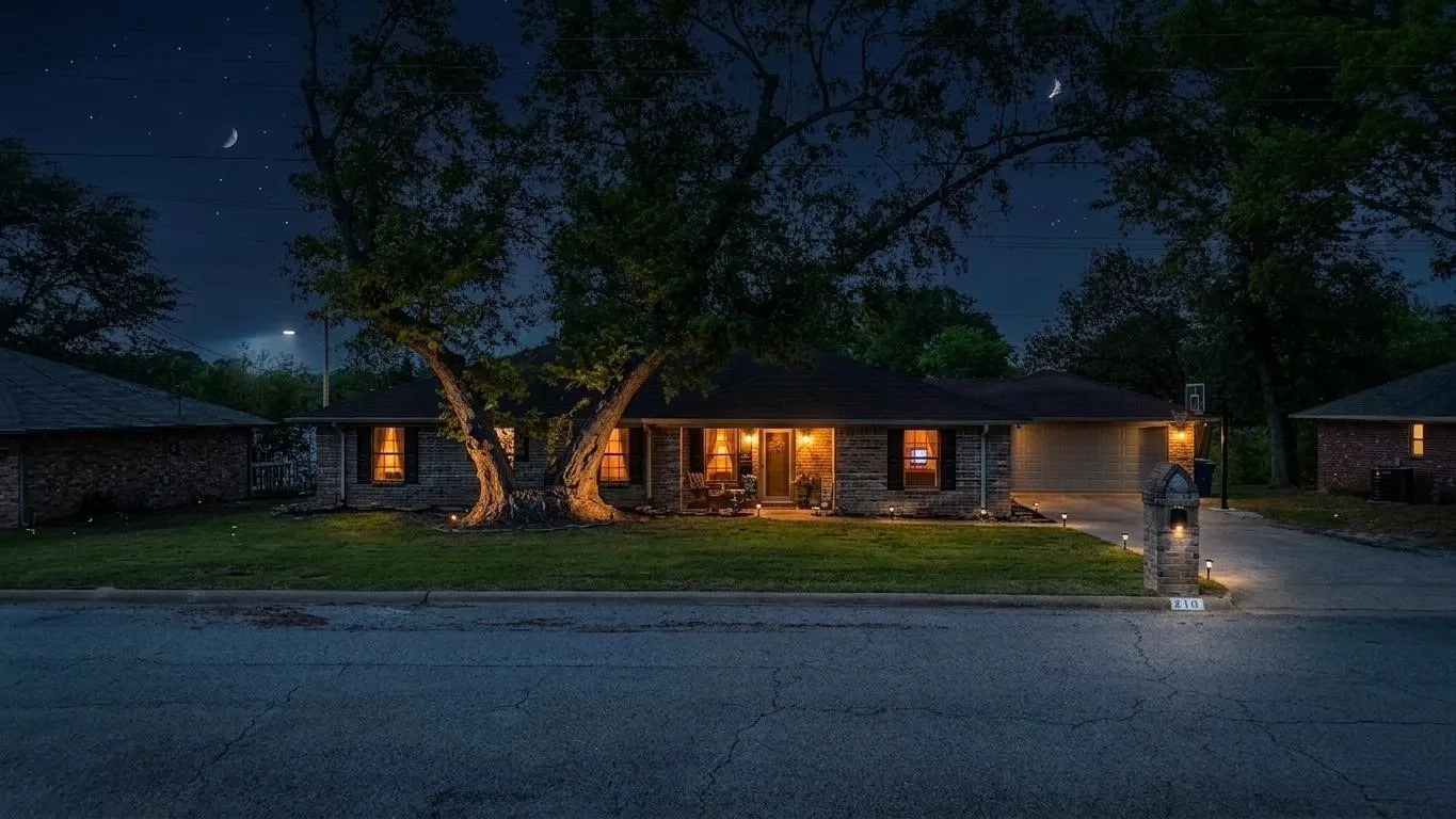 Single Family Residence For Sale in Wood County , 210 Pat Drive, Mineola, Texas 75773, 4 Bedroom, 2 Bathroom, 2 Garage spaces, 2,088 Sqft, built in 1988, mls#21301207, Real Estate Agent in Mineola, Homes For Sale in Wood county, Homes For Sale in Mineola, Realtor in Mineola Texas, Real Estate Brokerage Independent Realty Texas, Luminita Cordes Realtor