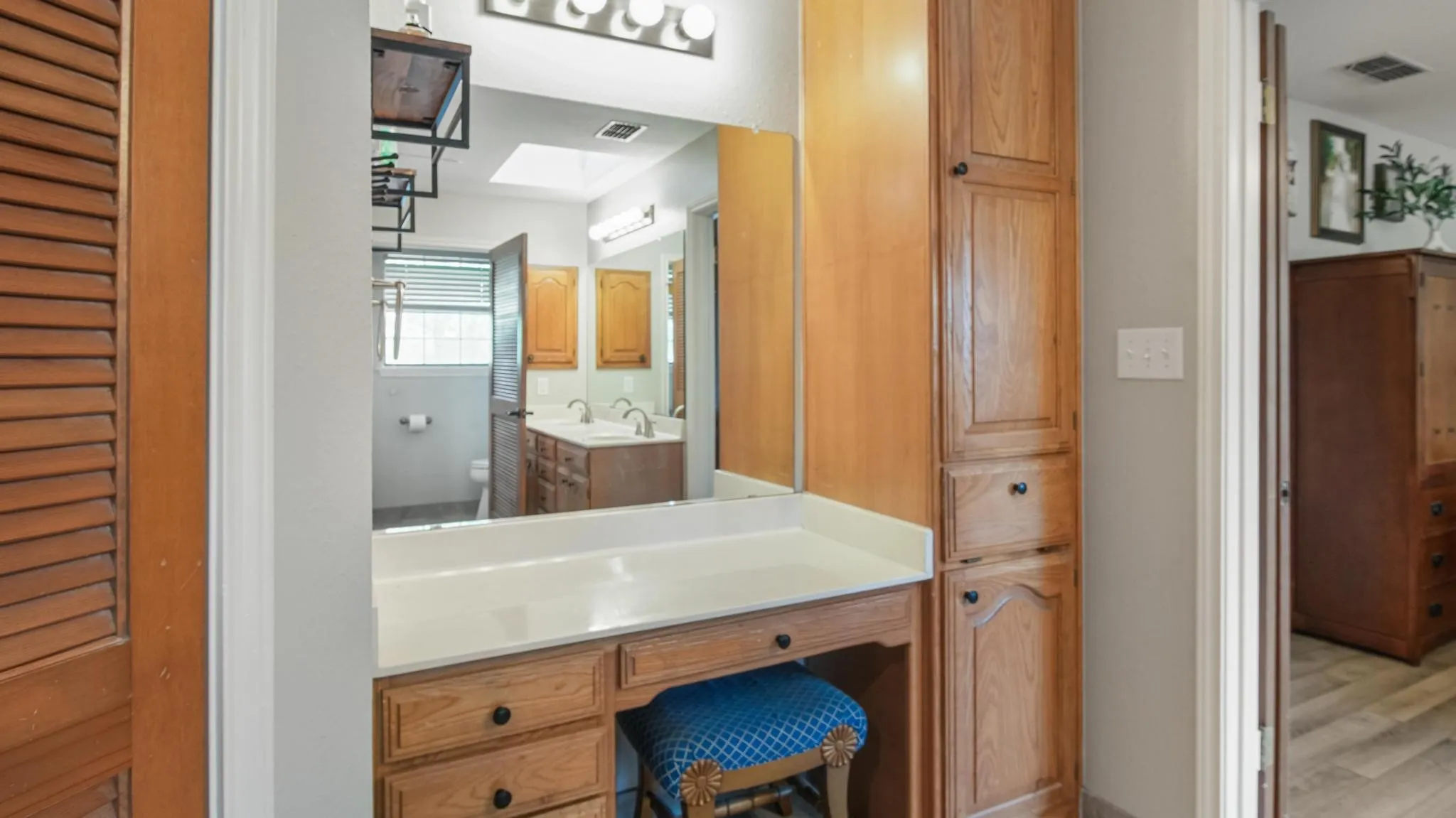 Single Family Residence For Sale in Wood County , 210 Pat Drive, Mineola, Texas 75773, 4 Bedroom, 2 Bathroom, 2 Garage spaces, 2,088 Sqft, built in 1988, mls#21301207, Real Estate Agent in Mineola, Homes For Sale in Wood county, Homes For Sale in Mineola, Realtor in Mineola Texas, Real Estate Brokerage Independent Realty Texas, Luminita Cordes Realtor