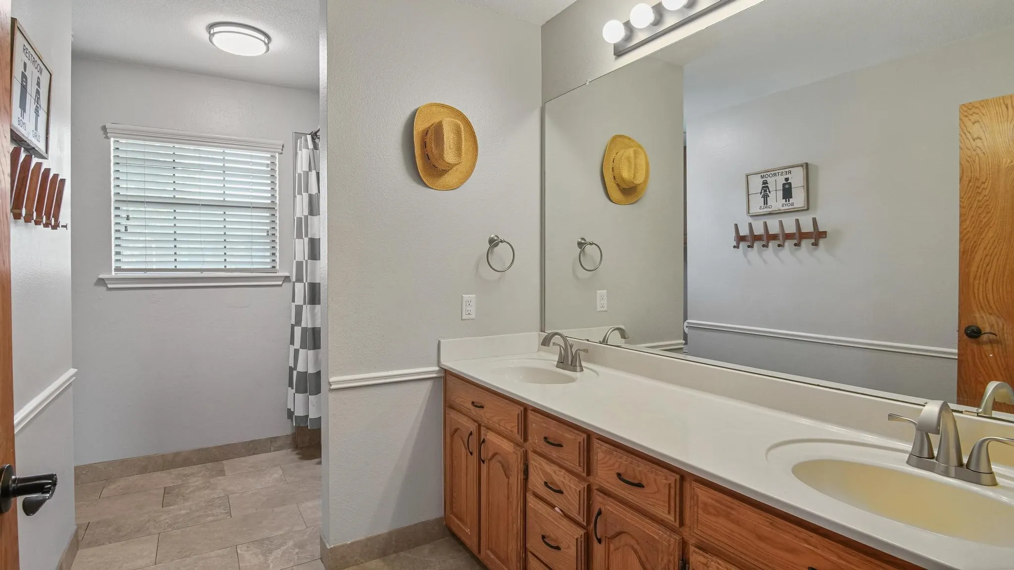 Single Family Residence For Sale in Wood County , 210 Pat Drive, Mineola, Texas 75773, 4 Bedroom, 2 Bathroom, 2 Garage spaces, 2,088 Sqft, built in 1988, mls#21301207, Real Estate Agent in Mineola, Homes For Sale in Wood county, Homes For Sale in Mineola, Realtor in Mineola Texas, Real Estate Brokerage Independent Realty Texas, Luminita Cordes Realtor