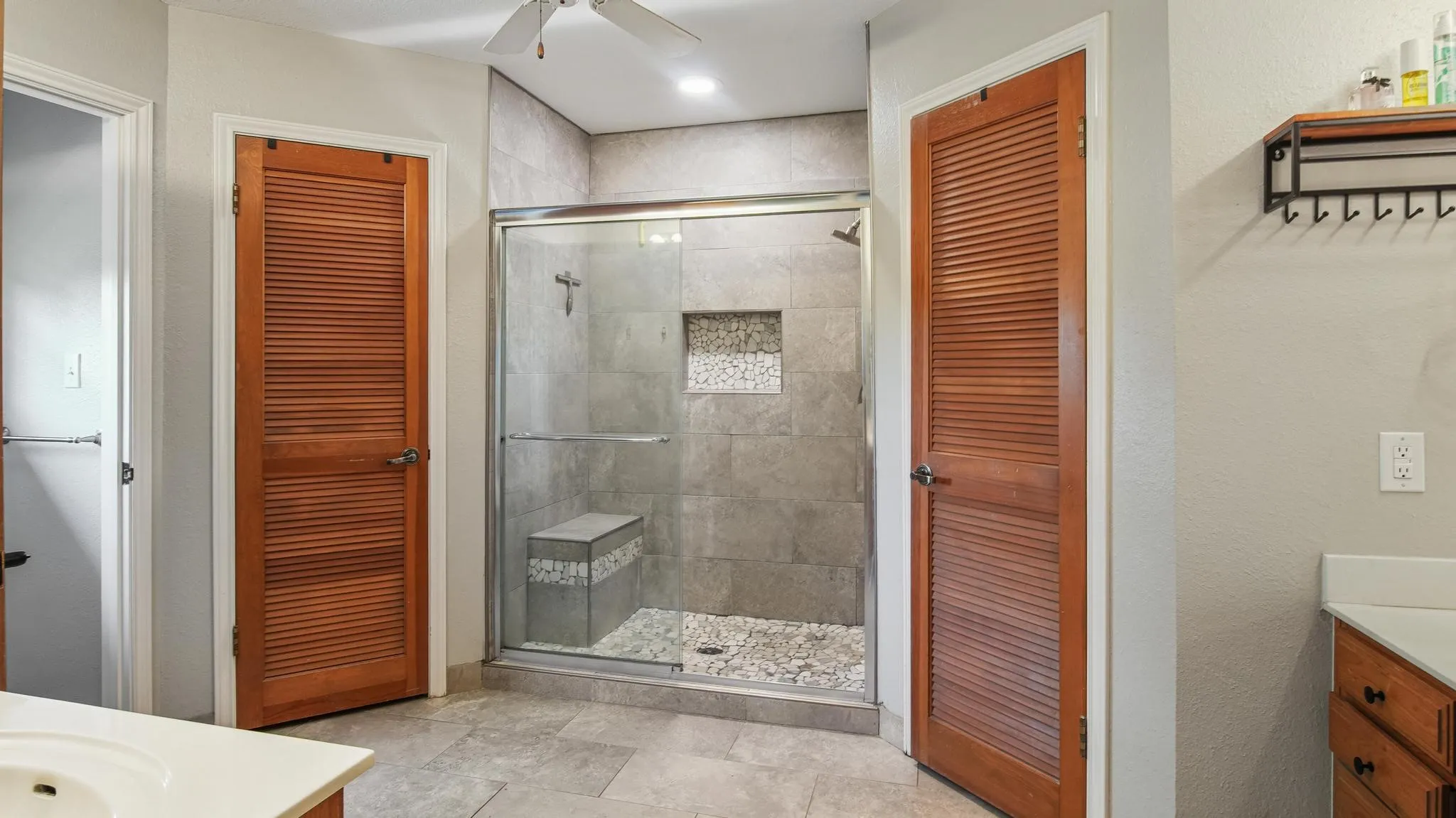 Single Family Residence For Sale in Wood County , 210 Pat Drive, Mineola, Texas 75773, 4 Bedroom, 2 Bathroom, 2 Garage spaces, 2,088 Sqft, built in 1988, mls#21301207, Real Estate Agent in Mineola, Homes For Sale in Wood county, Homes For Sale in Mineola, Realtor in Mineola Texas, Real Estate Brokerage Independent Realty Texas, Luminita Cordes Realtor