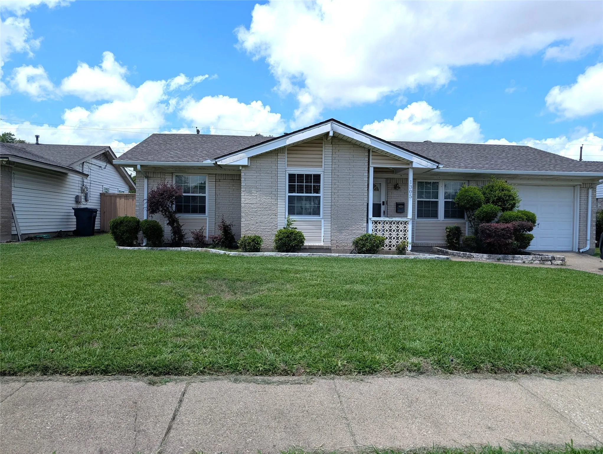 Single Family Residence For Sale in Dallas County , 1305 Glenville Drive, Garland, Texas 75042, 3 Bedroom, 2 Bathroom, 1 Garage spaces, 1,275 Sqft, built in 1963, mls#21298236, Real Estate Agent in Garland, Homes For Sale in Dallas county, Homes For Sale in Garland, Realtor in Garland Texas, Real Estate Brokerage Independent Realty Texas, Luminita Cordes Realtor