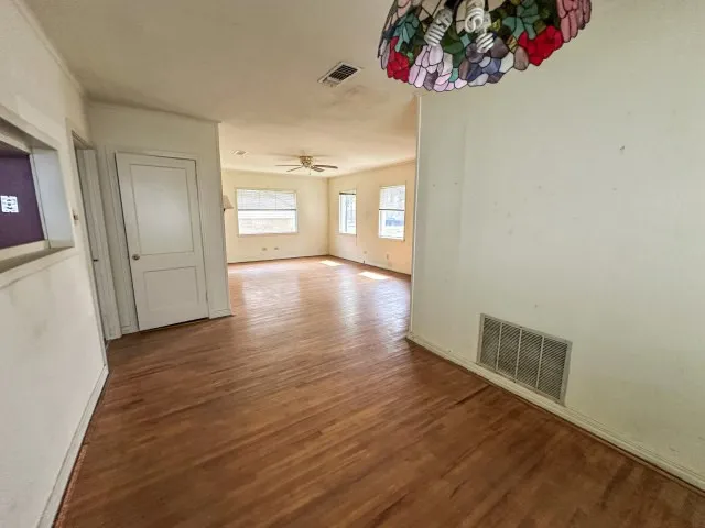 Single Family Residence For Sale in Bowie County , 2302 N Akin Street, Texarkana, Texas 75501, 3 Bedroom, 2 Bathroom, Garage spaces, 1,475 Sqft, built in 1960, mls#21301213, Real Estate Agent in Texarkana, Homes For Sale in Bowie county, Homes For Sale in Texarkana, Realtor in Texarkana Texas, Real Estate Brokerage Independent Realty Texas, Luminita Cordes Realtor