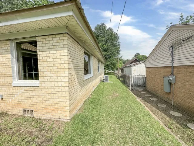 Single Family Residence For Sale in Bowie County , 2302 N Akin Street, Texarkana, Texas 75501, 3 Bedroom, 2 Bathroom, Garage spaces, 1,475 Sqft, built in 1960, mls#21301213, Real Estate Agent in Texarkana, Homes For Sale in Bowie county, Homes For Sale in Texarkana, Realtor in Texarkana Texas, Real Estate Brokerage Independent Realty Texas, Luminita Cordes Realtor