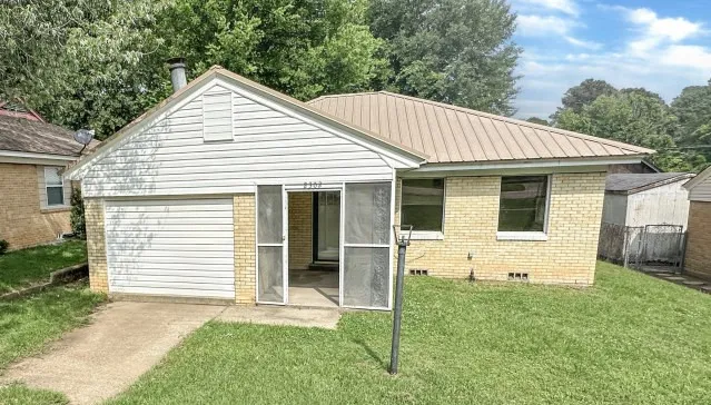 Single Family Residence For Sale in Bowie County , 2302 N Akin Street, Texarkana, Texas 75501, 3 Bedroom, 2 Bathroom, Garage spaces, 1,475 Sqft, built in 1960, mls#21301213, Real Estate Agent in Texarkana, Homes For Sale in Bowie county, Homes For Sale in Texarkana, Realtor in Texarkana Texas, Real Estate Brokerage Independent Realty Texas, Luminita Cordes Realtor