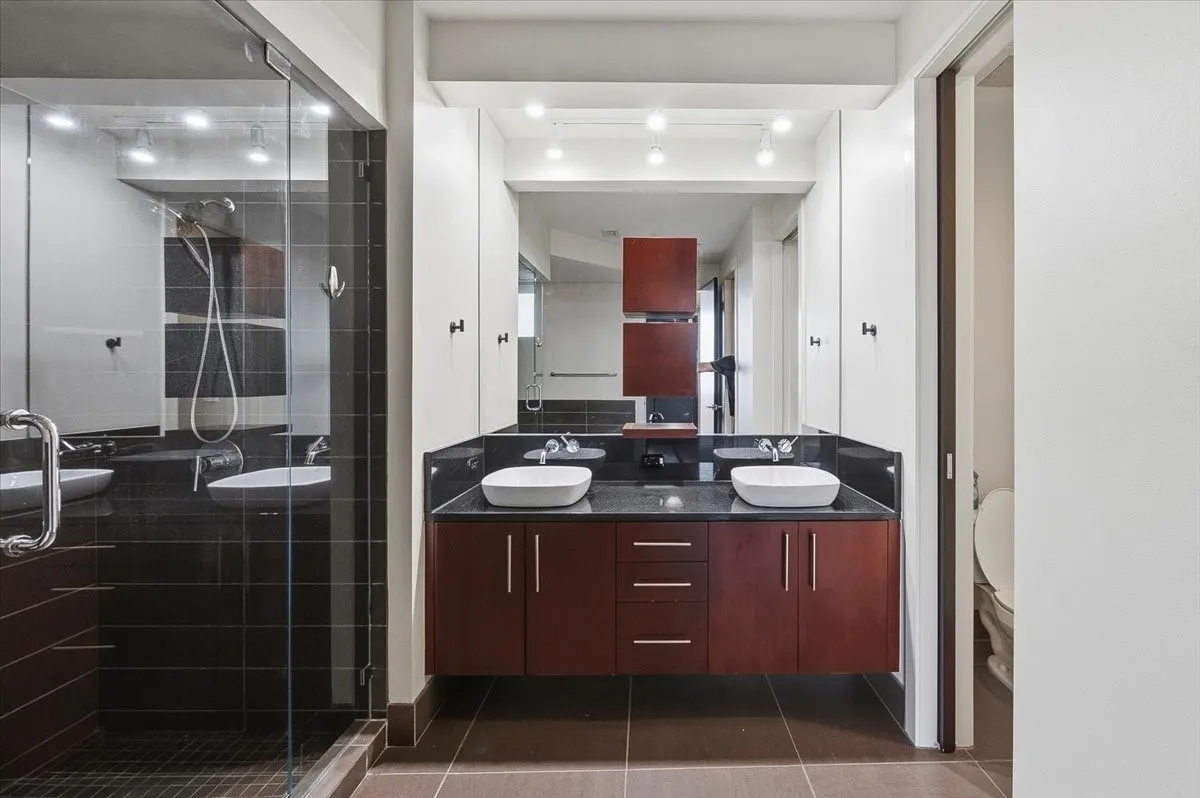 Dual sinks in primary bath.