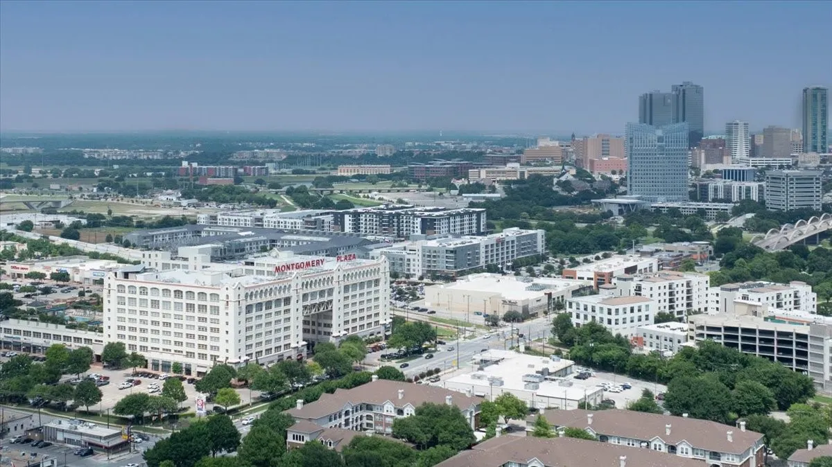 Condominium For Sale in Tarrant County , 2600 W 7th Street 2722, Fort Worth, Texas 76107, 2 Bedroom, 2 Bathroom, 2 Garage spaces, 1,263 Sqft, built in 1928, mls#21296954, Real Estate Agent in Fort Worth, Homes For Sale in Tarrant county, Homes For Sale in Fort Worth, Realtor in Fort Worth Texas, Real Estate Brokerage Independent Realty Texas, Luminita Cordes Realtor