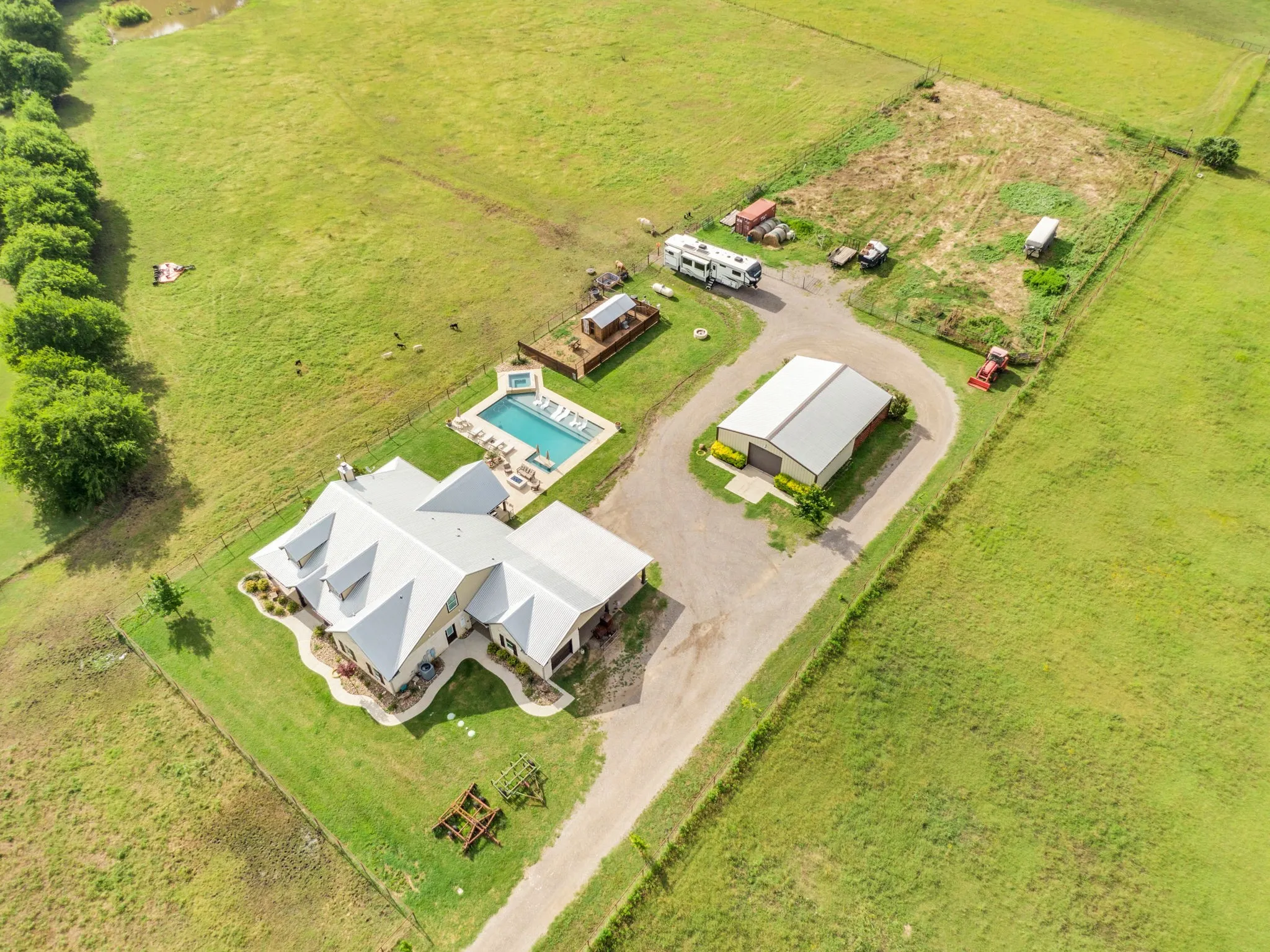 Single Family Residence For Sale in Ellis County , 61 Rockett Lane, Pecan Hill, Texas 75154, 4 Bedroom, 3 Bathroom, 1 Garage spaces, 2,885 Sqft, built in 2016, mls#21297961, Real Estate Agent in Pecan Hill, Homes For Sale in Ellis county, Homes For Sale in Pecan Hill, Realtor in Pecan Hill Texas, Real Estate Brokerage Independent Realty Texas, Luminita Cordes Realtor