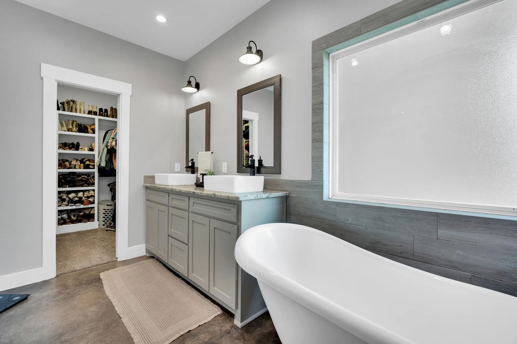 Single Family Residence For Sale in Ellis County , 61 Rockett Lane, Pecan Hill, Texas 75154, 4 Bedroom, 3 Bathroom, 1 Garage spaces, 2,885 Sqft, built in 2016, mls#21297961, Real Estate Agent in Pecan Hill, Homes For Sale in Ellis county, Homes For Sale in Pecan Hill, Realtor in Pecan Hill Texas, Real Estate Brokerage Independent Realty Texas, Luminita Cordes Realtor