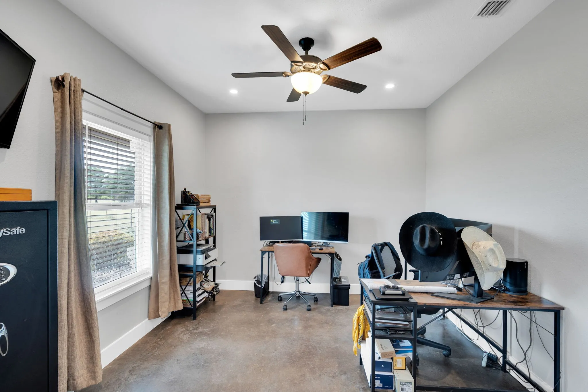 Single Family Residence For Sale in Ellis County , 61 Rockett Lane, Pecan Hill, Texas 75154, 4 Bedroom, 3 Bathroom, 1 Garage spaces, 2,885 Sqft, built in 2016, mls#21297961, Real Estate Agent in Pecan Hill, Homes For Sale in Ellis county, Homes For Sale in Pecan Hill, Realtor in Pecan Hill Texas, Real Estate Brokerage Independent Realty Texas, Luminita Cordes Realtor