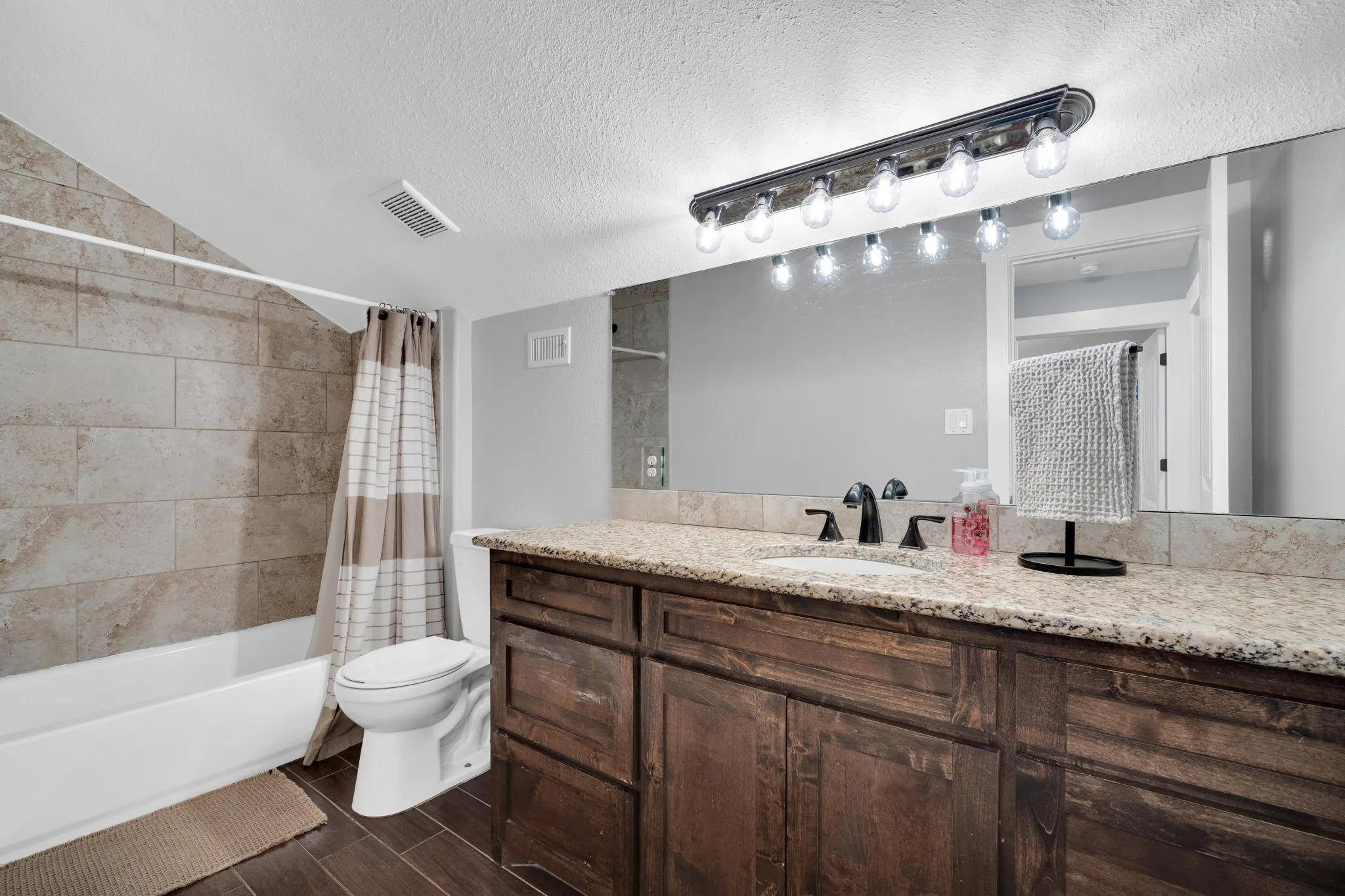 Single Family Residence For Sale in Ellis County , 61 Rockett Lane, Pecan Hill, Texas 75154, 4 Bedroom, 3 Bathroom, 1 Garage spaces, 2,885 Sqft, built in 2016, mls#21297961, Real Estate Agent in Pecan Hill, Homes For Sale in Ellis county, Homes For Sale in Pecan Hill, Realtor in Pecan Hill Texas, Real Estate Brokerage Independent Realty Texas, Luminita Cordes Realtor