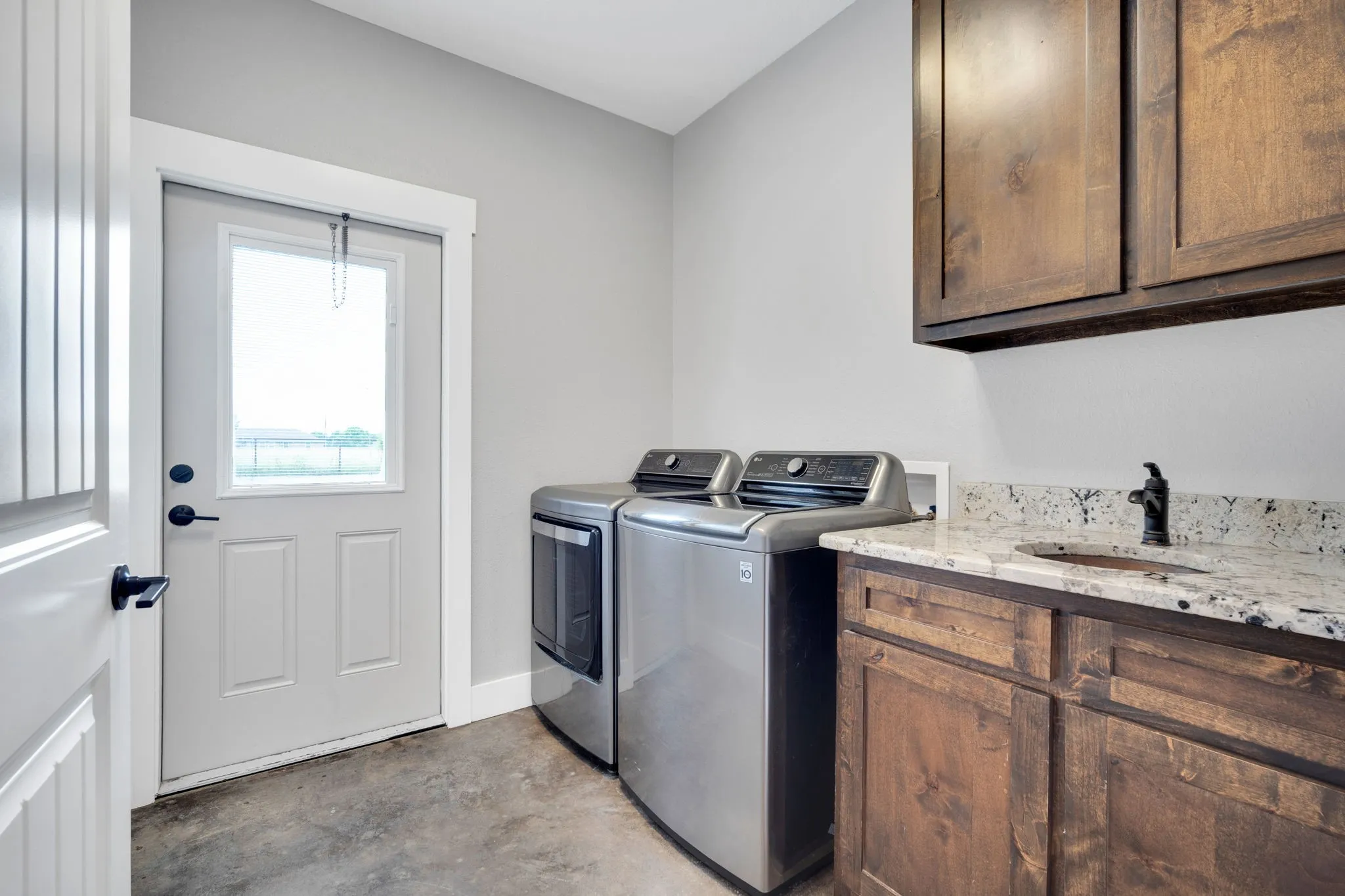 Single Family Residence For Sale in Ellis County , 61 Rockett Lane, Pecan Hill, Texas 75154, 4 Bedroom, 3 Bathroom, 1 Garage spaces, 2,885 Sqft, built in 2016, mls#21297961, Real Estate Agent in Pecan Hill, Homes For Sale in Ellis county, Homes For Sale in Pecan Hill, Realtor in Pecan Hill Texas, Real Estate Brokerage Independent Realty Texas, Luminita Cordes Realtor