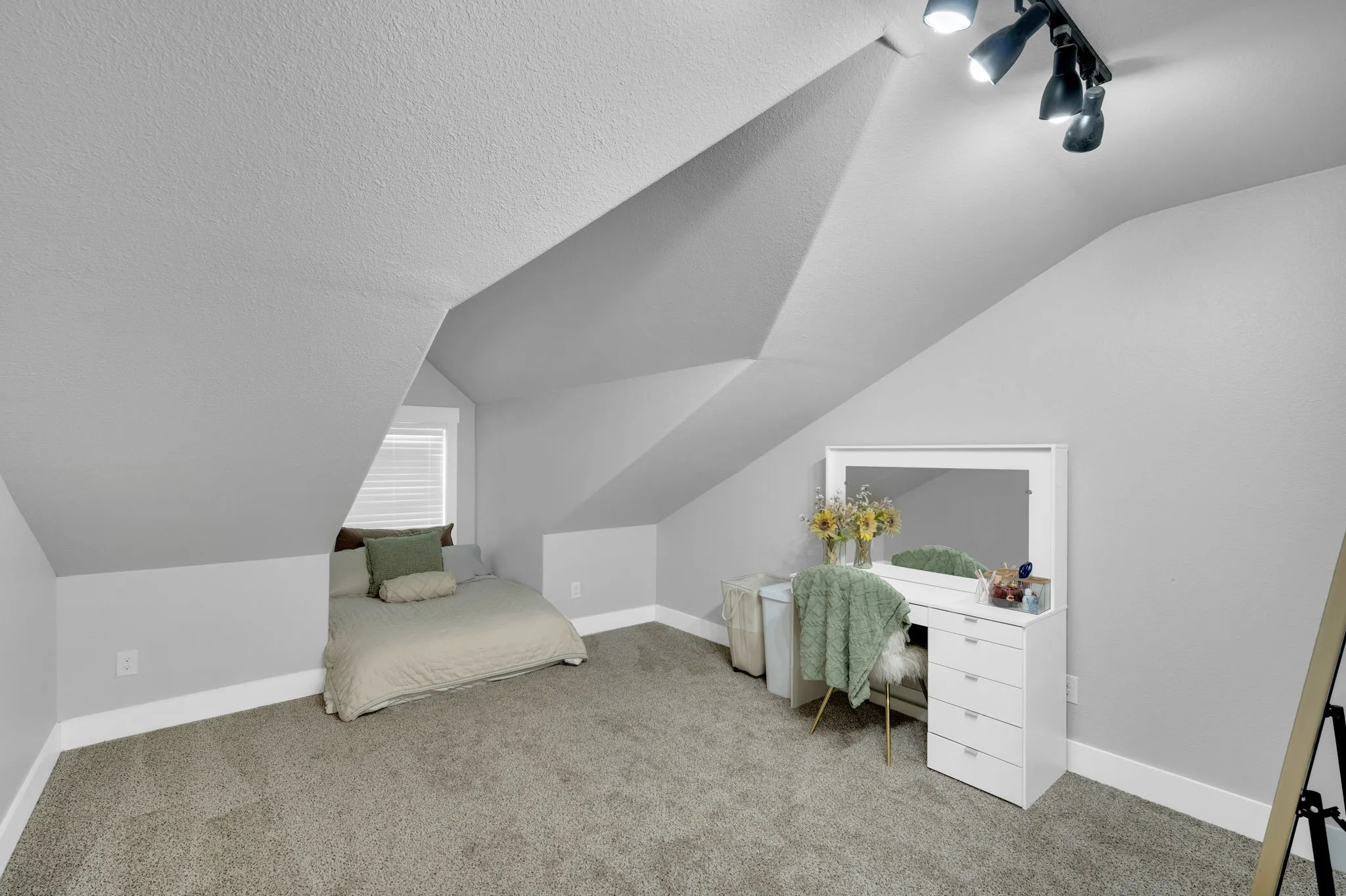 Single Family Residence For Sale in Ellis County , 61 Rockett Lane, Pecan Hill, Texas 75154, 4 Bedroom, 3 Bathroom, 1 Garage spaces, 2,885 Sqft, built in 2016, mls#21297961, Real Estate Agent in Pecan Hill, Homes For Sale in Ellis county, Homes For Sale in Pecan Hill, Realtor in Pecan Hill Texas, Real Estate Brokerage Independent Realty Texas, Luminita Cordes Realtor