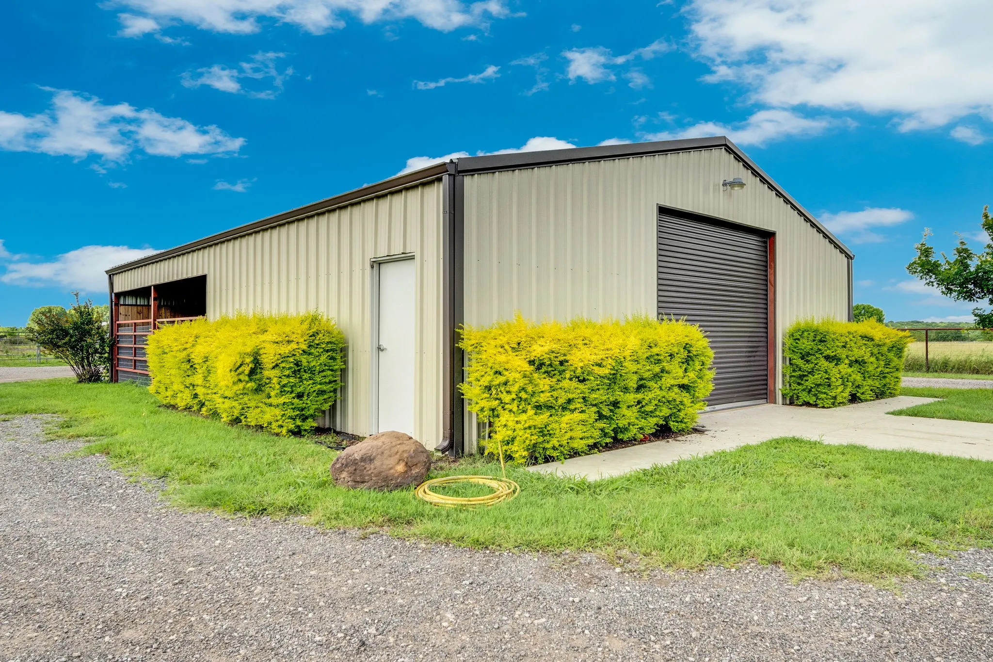 Single Family Residence For Sale in Ellis County , 61 Rockett Lane, Pecan Hill, Texas 75154, 4 Bedroom, 3 Bathroom, 1 Garage spaces, 2,885 Sqft, built in 2016, mls#21297961, Real Estate Agent in Pecan Hill, Homes For Sale in Ellis county, Homes For Sale in Pecan Hill, Realtor in Pecan Hill Texas, Real Estate Brokerage Independent Realty Texas, Luminita Cordes Realtor