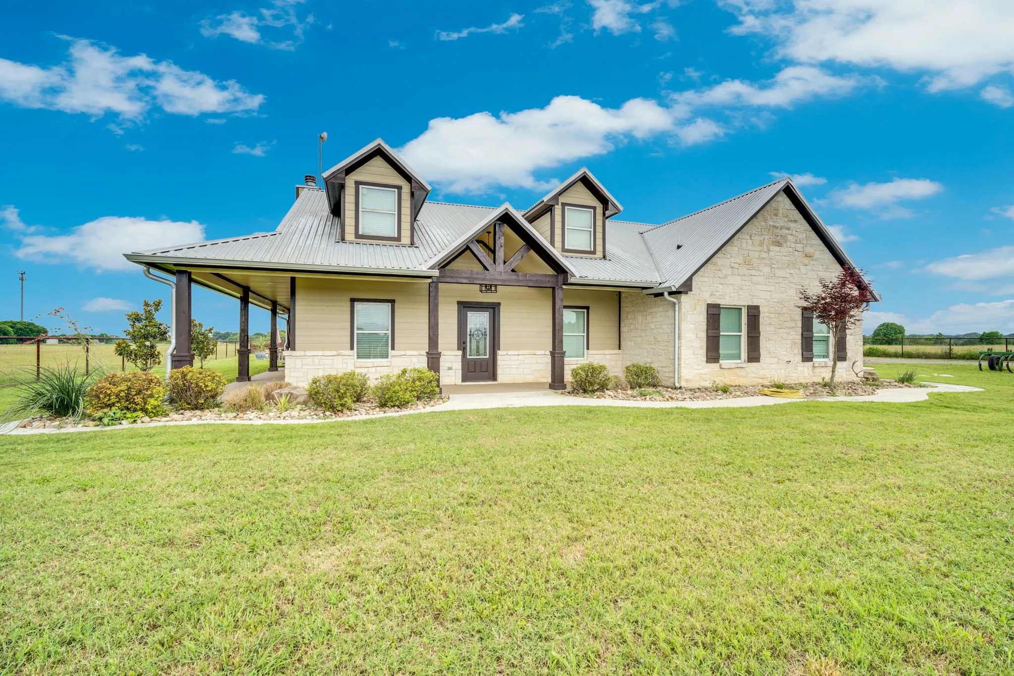 Single Family Residence For Sale in Ellis County , 61 Rockett Lane, Pecan Hill, Texas 75154, 4 Bedroom, 3 Bathroom, 1 Garage spaces, 2,885 Sqft, built in 2016, mls#21297961, Real Estate Agent in Pecan Hill, Homes For Sale in Ellis county, Homes For Sale in Pecan Hill, Realtor in Pecan Hill Texas, Real Estate Brokerage Independent Realty Texas, Luminita Cordes Realtor