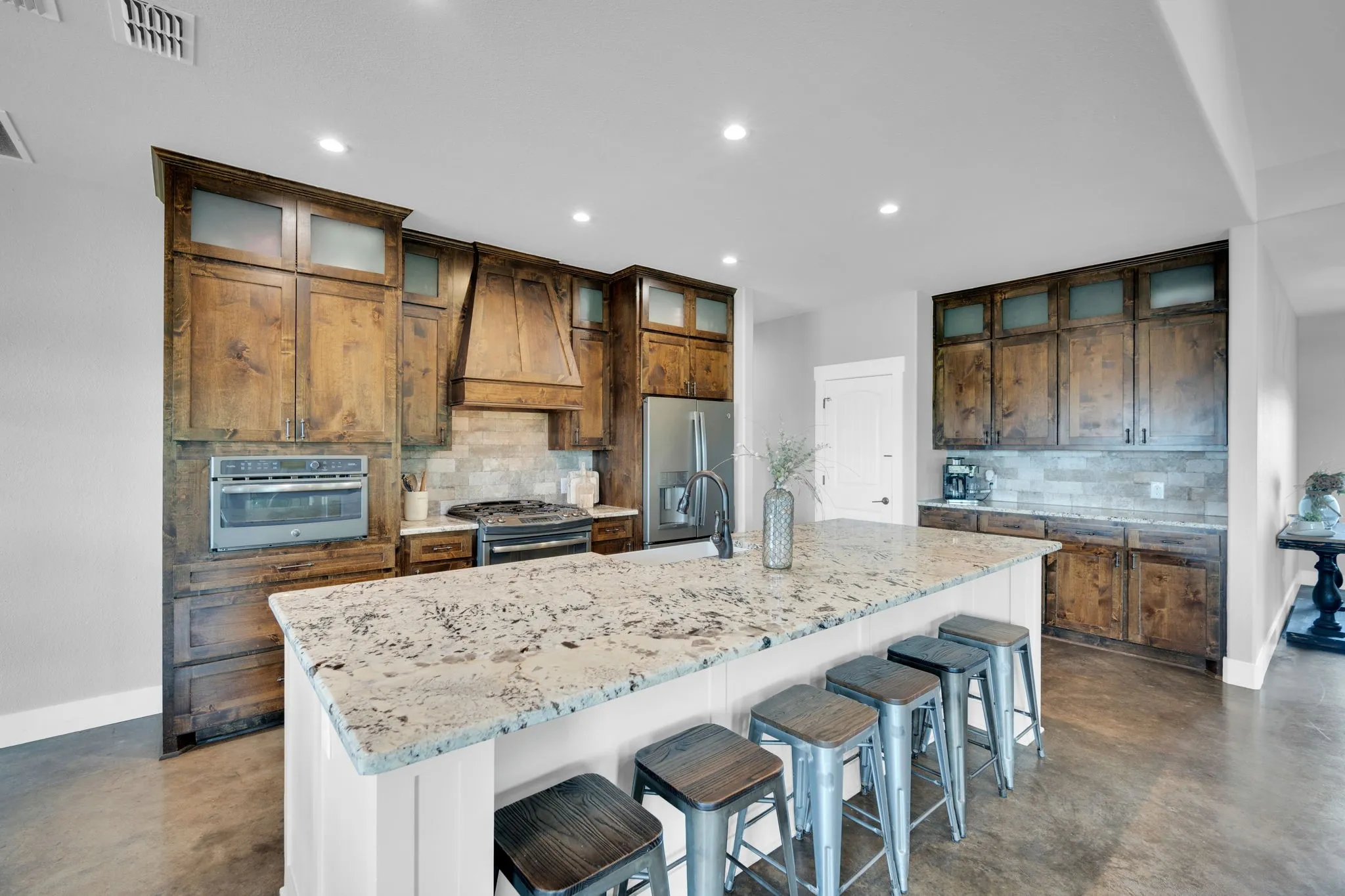 Single Family Residence For Sale in Ellis County , 61 Rockett Lane, Pecan Hill, Texas 75154, 4 Bedroom, 3 Bathroom, 1 Garage spaces, 2,885 Sqft, built in 2016, mls#21297961, Real Estate Agent in Pecan Hill, Homes For Sale in Ellis county, Homes For Sale in Pecan Hill, Realtor in Pecan Hill Texas, Real Estate Brokerage Independent Realty Texas, Luminita Cordes Realtor