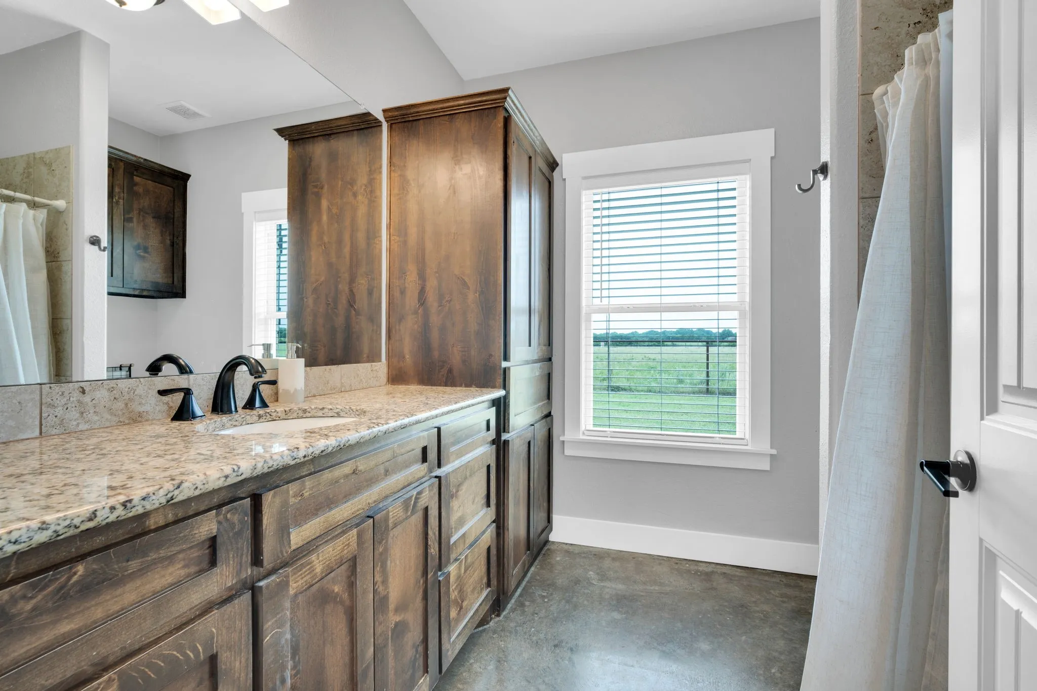 Single Family Residence For Sale in Ellis County , 61 Rockett Lane, Pecan Hill, Texas 75154, 4 Bedroom, 3 Bathroom, 1 Garage spaces, 2,885 Sqft, built in 2016, mls#21297961, Real Estate Agent in Pecan Hill, Homes For Sale in Ellis county, Homes For Sale in Pecan Hill, Realtor in Pecan Hill Texas, Real Estate Brokerage Independent Realty Texas, Luminita Cordes Realtor