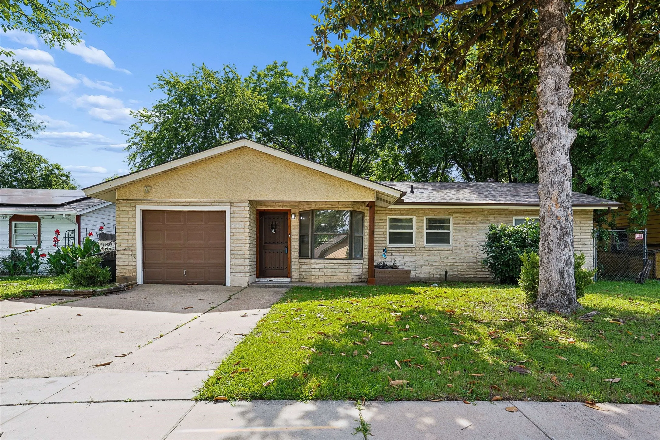 Single Family Residence For Sale in Tarrant County , 4113 Pate Drive, Fort Worth, Texas 76119, 4 Bedroom, 3 Bathroom, 1 Garage spaces, 1,559 Sqft, built in 1955, mls#21301226, Real Estate Agent in Fort Worth, Homes For Sale in Tarrant county, Homes For Sale in Fort Worth, Realtor in Fort Worth Texas, Real Estate Brokerage Independent Realty Texas, Luminita Cordes Realtor