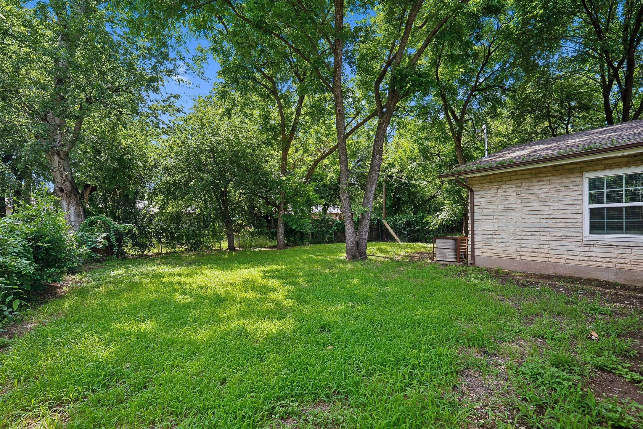 Single Family Residence For Sale in Tarrant County , 4113 Pate Drive, Fort Worth, Texas 76119, 4 Bedroom, 3 Bathroom, 1 Garage spaces, 1,559 Sqft, built in 1955, mls#21301226, Real Estate Agent in Fort Worth, Homes For Sale in Tarrant county, Homes For Sale in Fort Worth, Realtor in Fort Worth Texas, Real Estate Brokerage Independent Realty Texas, Luminita Cordes Realtor