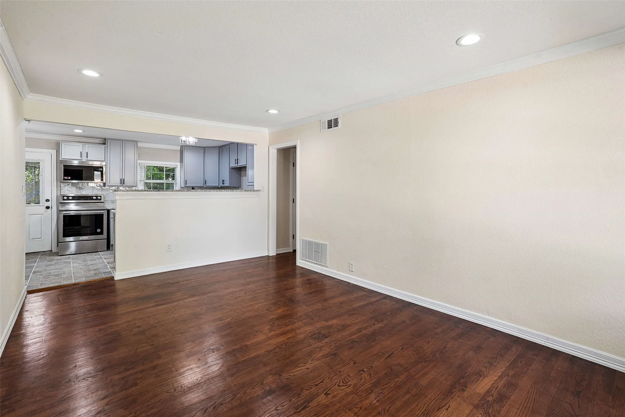 Single Family Residence For Sale in Tarrant County , 4113 Pate Drive, Fort Worth, Texas 76119, 4 Bedroom, 3 Bathroom, 1 Garage spaces, 1,559 Sqft, built in 1955, mls#21301226, Real Estate Agent in Fort Worth, Homes For Sale in Tarrant county, Homes For Sale in Fort Worth, Realtor in Fort Worth Texas, Real Estate Brokerage Independent Realty Texas, Luminita Cordes Realtor