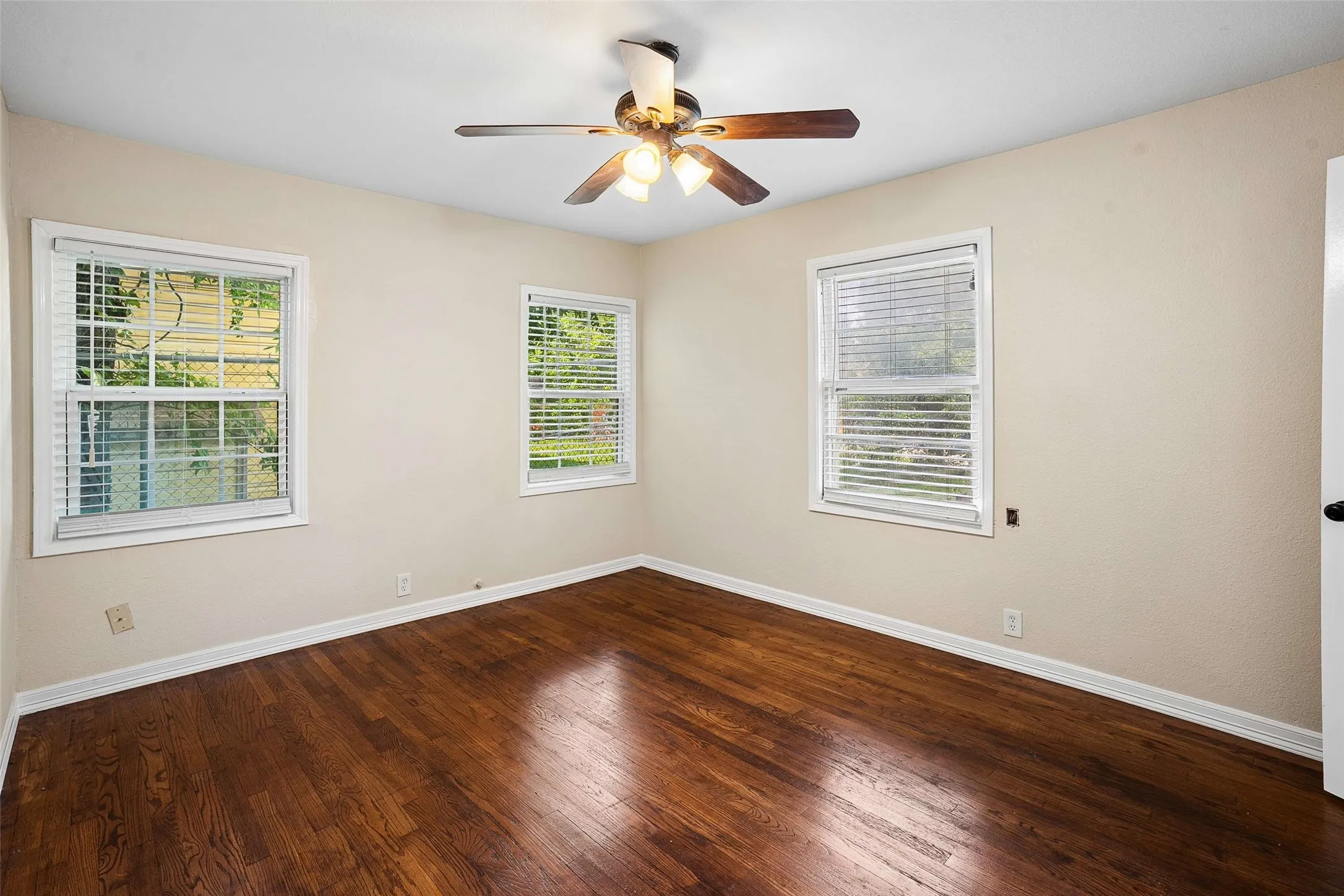 Single Family Residence For Sale in Tarrant County , 4113 Pate Drive, Fort Worth, Texas 76119, 4 Bedroom, 3 Bathroom, 1 Garage spaces, 1,559 Sqft, built in 1955, mls#21301226, Real Estate Agent in Fort Worth, Homes For Sale in Tarrant county, Homes For Sale in Fort Worth, Realtor in Fort Worth Texas, Real Estate Brokerage Independent Realty Texas, Luminita Cordes Realtor