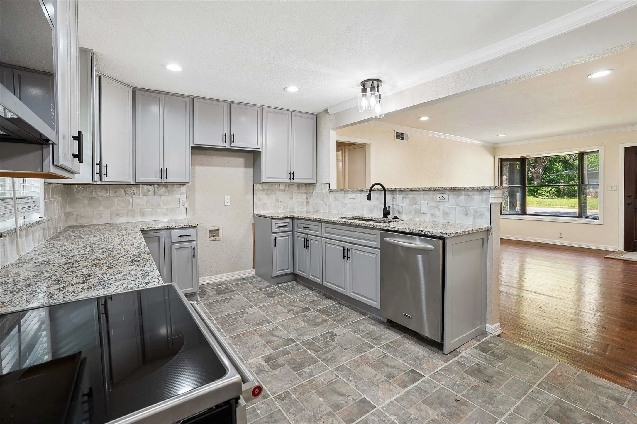 Single Family Residence For Sale in Tarrant County , 4113 Pate Drive, Fort Worth, Texas 76119, 4 Bedroom, 3 Bathroom, 1 Garage spaces, 1,559 Sqft, built in 1955, mls#21301226, Real Estate Agent in Fort Worth, Homes For Sale in Tarrant county, Homes For Sale in Fort Worth, Realtor in Fort Worth Texas, Real Estate Brokerage Independent Realty Texas, Luminita Cordes Realtor