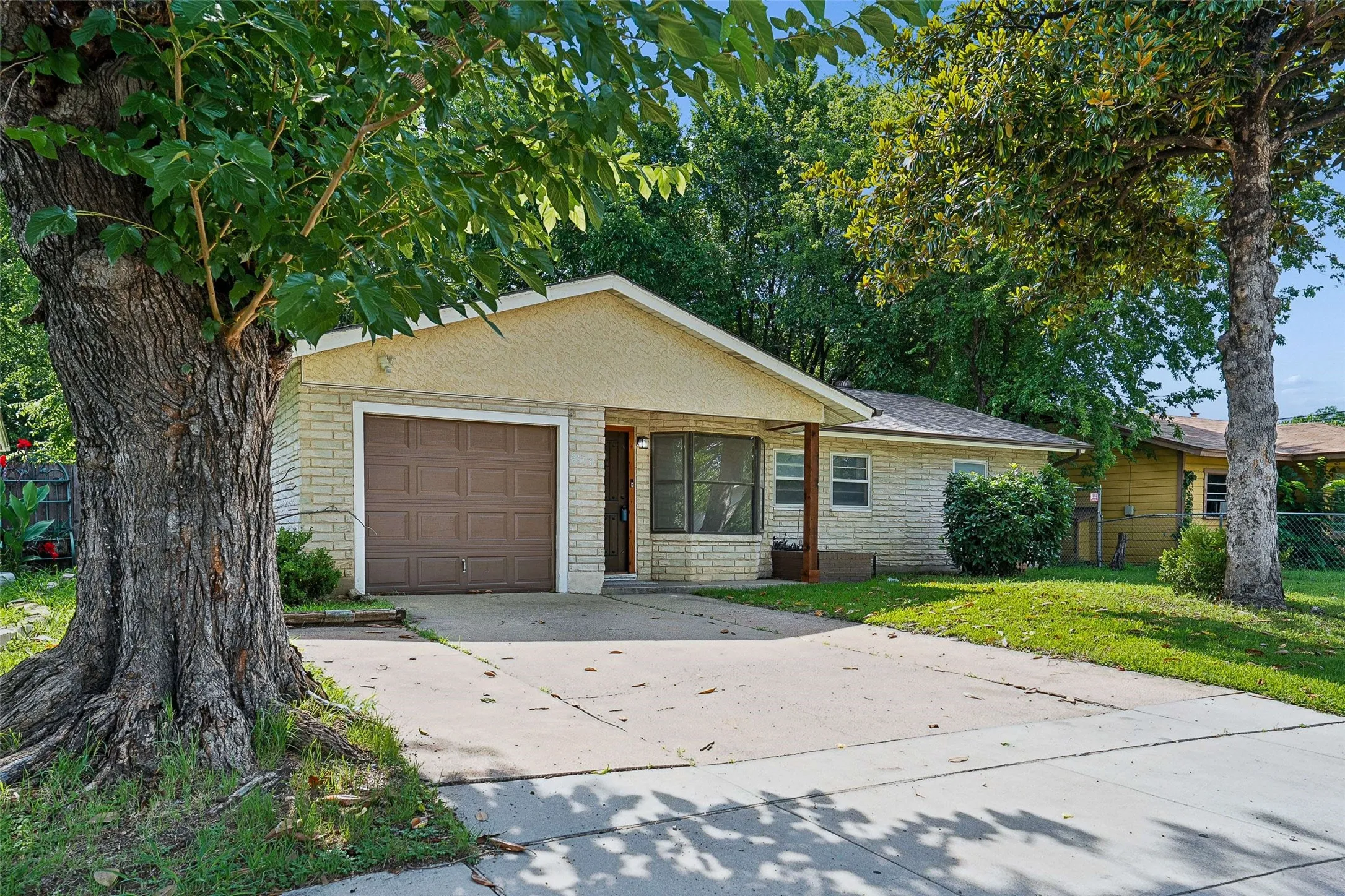 Single Family Residence For Sale in Tarrant County , 4113 Pate Drive, Fort Worth, Texas 76119, 4 Bedroom, 3 Bathroom, 1 Garage spaces, 1,559 Sqft, built in 1955, mls#21301226, Real Estate Agent in Fort Worth, Homes For Sale in Tarrant county, Homes For Sale in Fort Worth, Realtor in Fort Worth Texas, Real Estate Brokerage Independent Realty Texas, Luminita Cordes Realtor