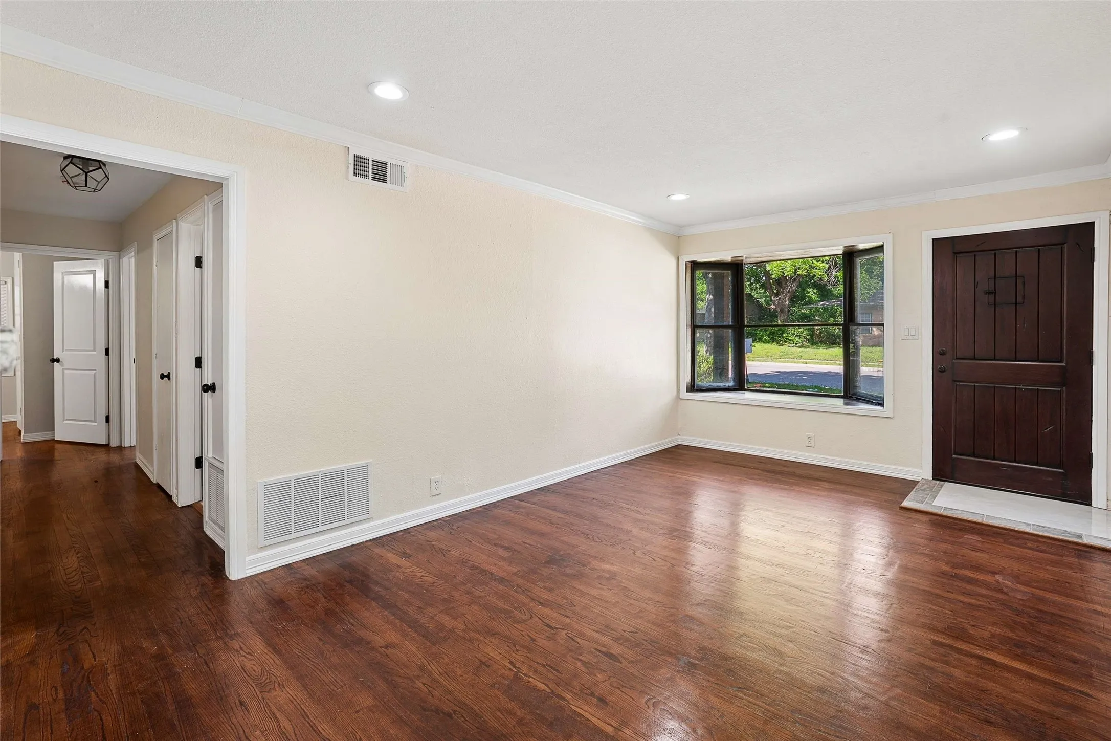 Single Family Residence For Sale in Tarrant County , 4113 Pate Drive, Fort Worth, Texas 76119, 4 Bedroom, 3 Bathroom, 1 Garage spaces, 1,559 Sqft, built in 1955, mls#21301226, Real Estate Agent in Fort Worth, Homes For Sale in Tarrant county, Homes For Sale in Fort Worth, Realtor in Fort Worth Texas, Real Estate Brokerage Independent Realty Texas, Luminita Cordes Realtor