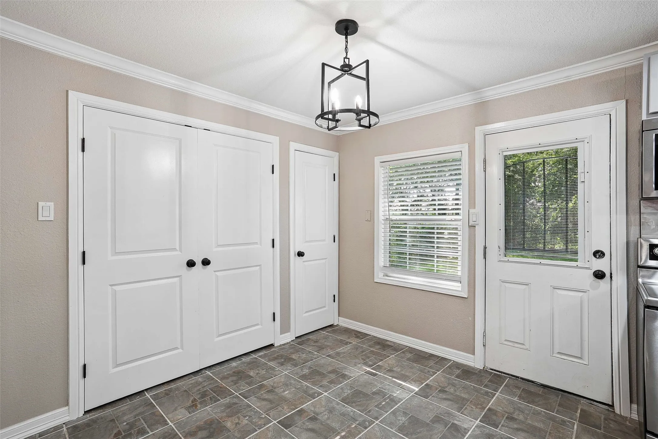 Single Family Residence For Sale in Tarrant County , 4113 Pate Drive, Fort Worth, Texas 76119, 4 Bedroom, 3 Bathroom, 1 Garage spaces, 1,559 Sqft, built in 1955, mls#21301226, Real Estate Agent in Fort Worth, Homes For Sale in Tarrant county, Homes For Sale in Fort Worth, Realtor in Fort Worth Texas, Real Estate Brokerage Independent Realty Texas, Luminita Cordes Realtor