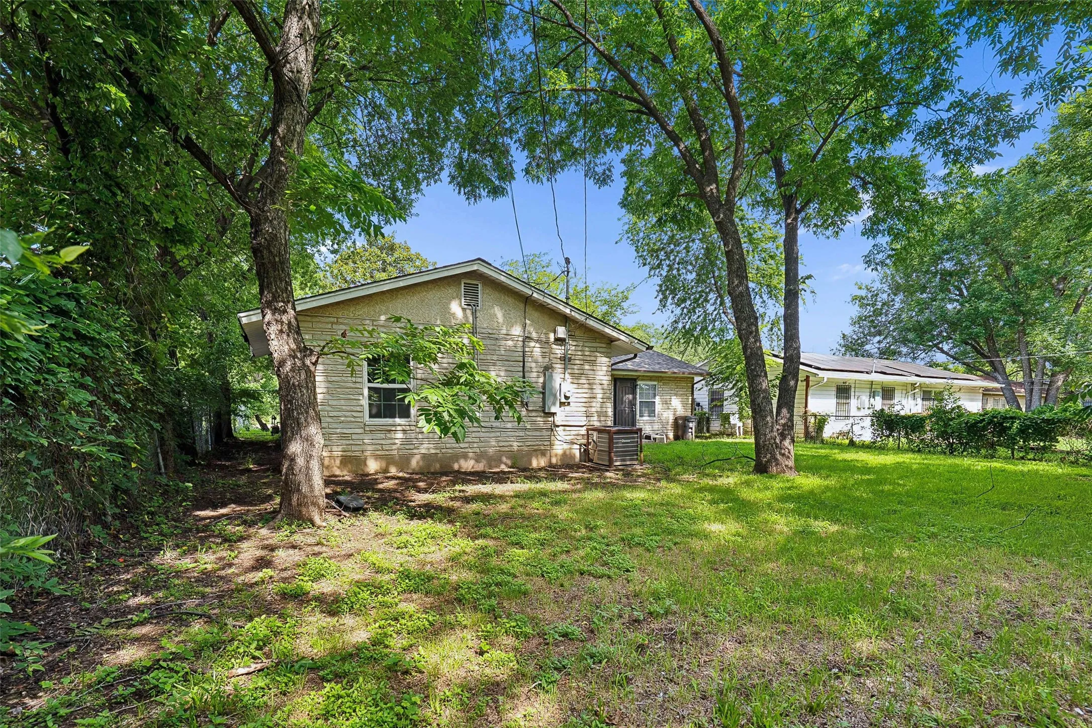 Single Family Residence For Sale in Tarrant County , 4113 Pate Drive, Fort Worth, Texas 76119, 4 Bedroom, 3 Bathroom, 1 Garage spaces, 1,559 Sqft, built in 1955, mls#21301226, Real Estate Agent in Fort Worth, Homes For Sale in Tarrant county, Homes For Sale in Fort Worth, Realtor in Fort Worth Texas, Real Estate Brokerage Independent Realty Texas, Luminita Cordes Realtor