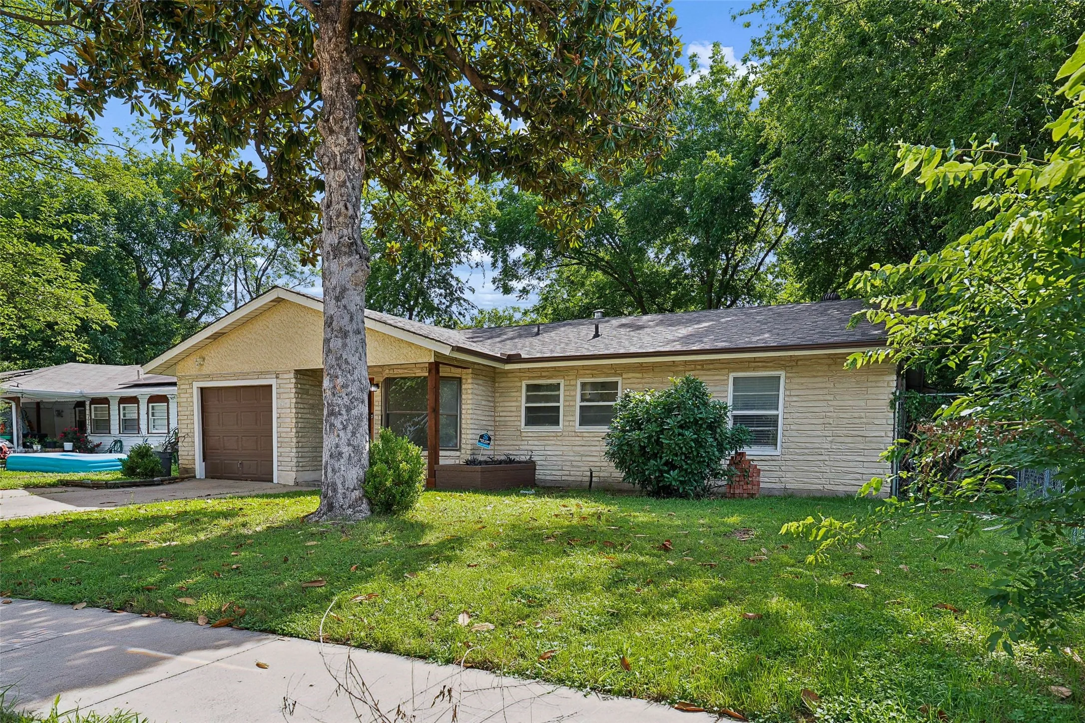 Single Family Residence For Sale in Tarrant County , 4113 Pate Drive, Fort Worth, Texas 76119, 4 Bedroom, 3 Bathroom, 1 Garage spaces, 1,559 Sqft, built in 1955, mls#21301226, Real Estate Agent in Fort Worth, Homes For Sale in Tarrant county, Homes For Sale in Fort Worth, Realtor in Fort Worth Texas, Real Estate Brokerage Independent Realty Texas, Luminita Cordes Realtor