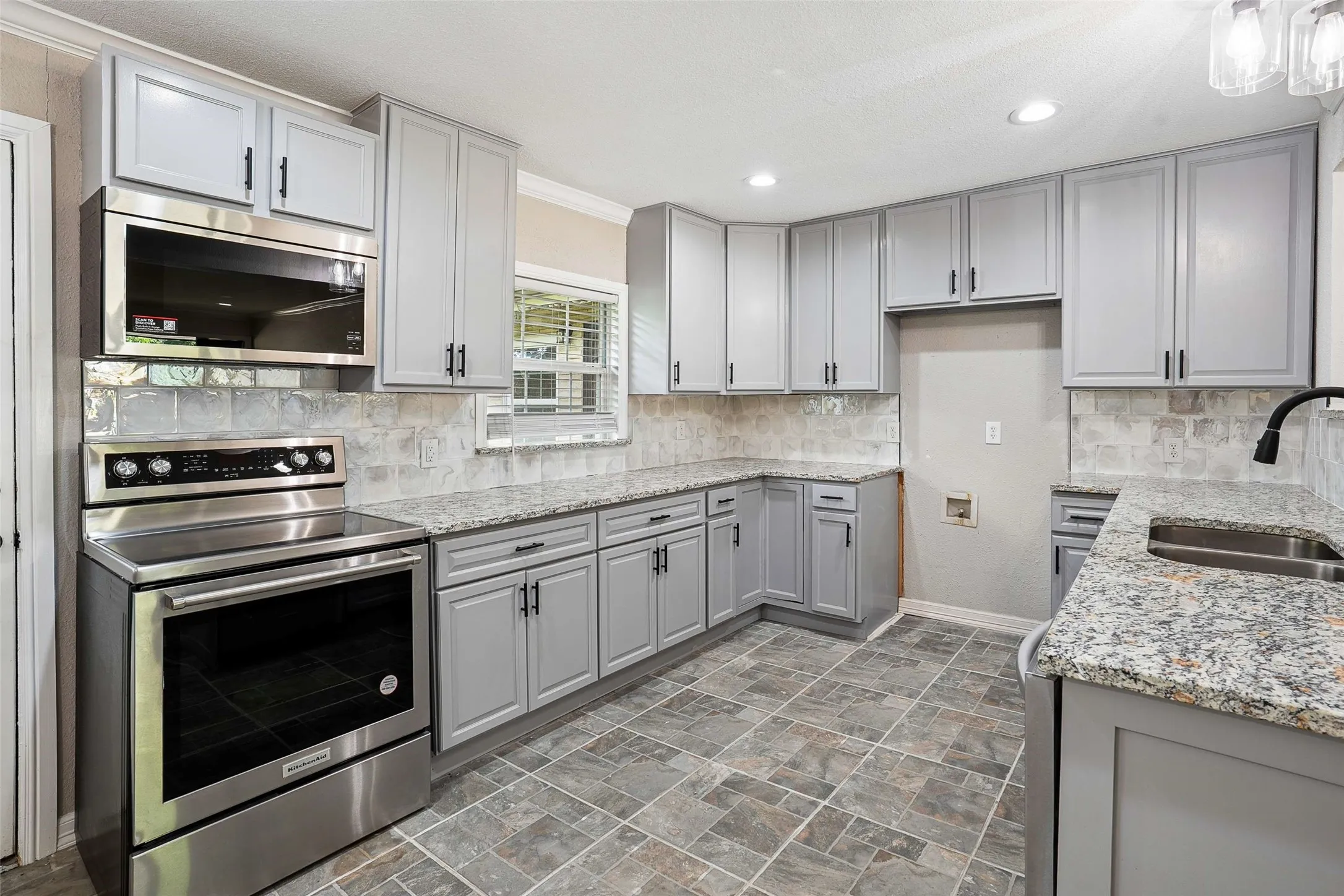 Single Family Residence For Sale in Tarrant County , 4113 Pate Drive, Fort Worth, Texas 76119, 4 Bedroom, 3 Bathroom, 1 Garage spaces, 1,559 Sqft, built in 1955, mls#21301226, Real Estate Agent in Fort Worth, Homes For Sale in Tarrant county, Homes For Sale in Fort Worth, Realtor in Fort Worth Texas, Real Estate Brokerage Independent Realty Texas, Luminita Cordes Realtor