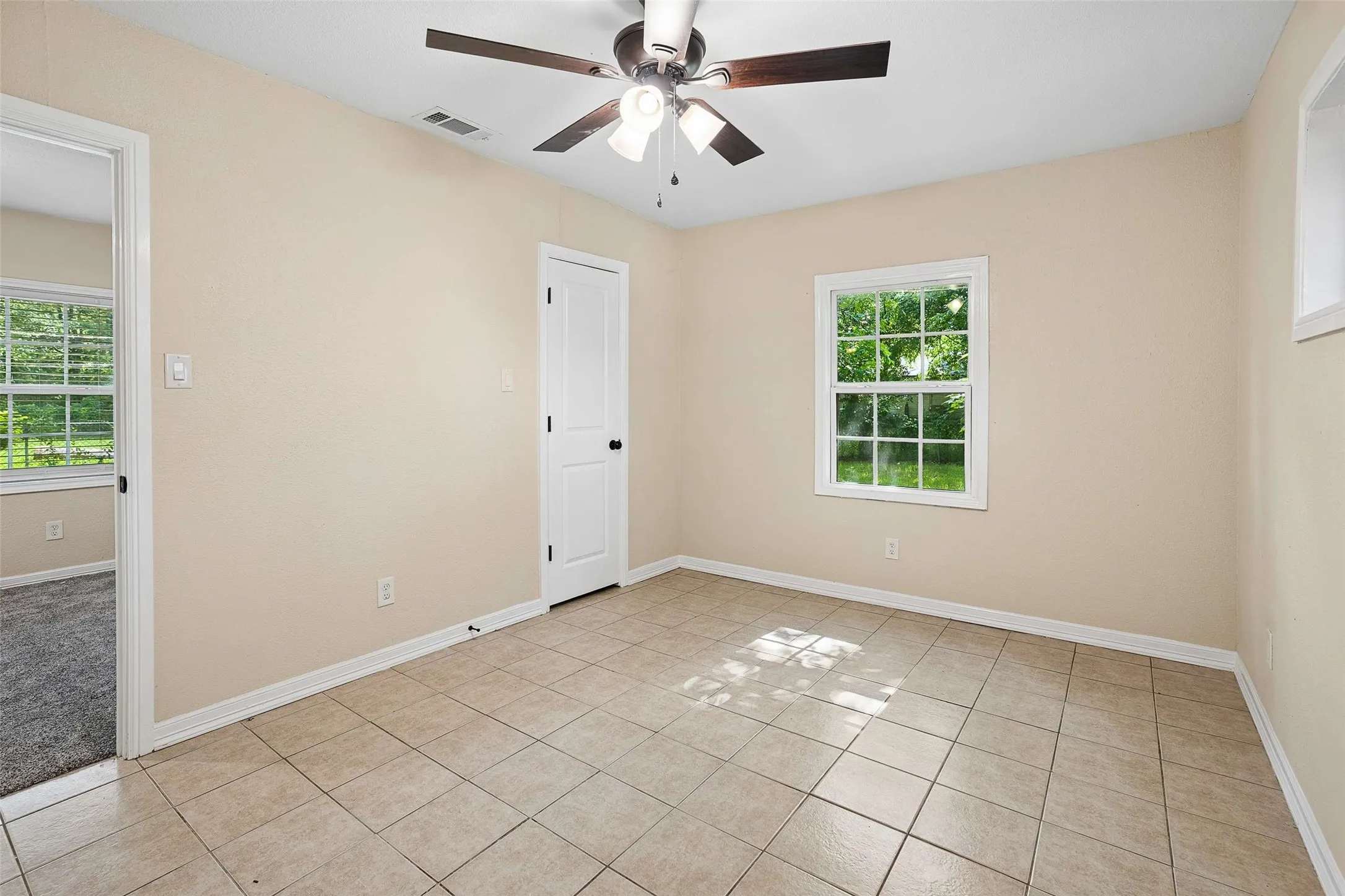 Single Family Residence For Sale in Tarrant County , 4113 Pate Drive, Fort Worth, Texas 76119, 4 Bedroom, 3 Bathroom, 1 Garage spaces, 1,559 Sqft, built in 1955, mls#21301226, Real Estate Agent in Fort Worth, Homes For Sale in Tarrant county, Homes For Sale in Fort Worth, Realtor in Fort Worth Texas, Real Estate Brokerage Independent Realty Texas, Luminita Cordes Realtor