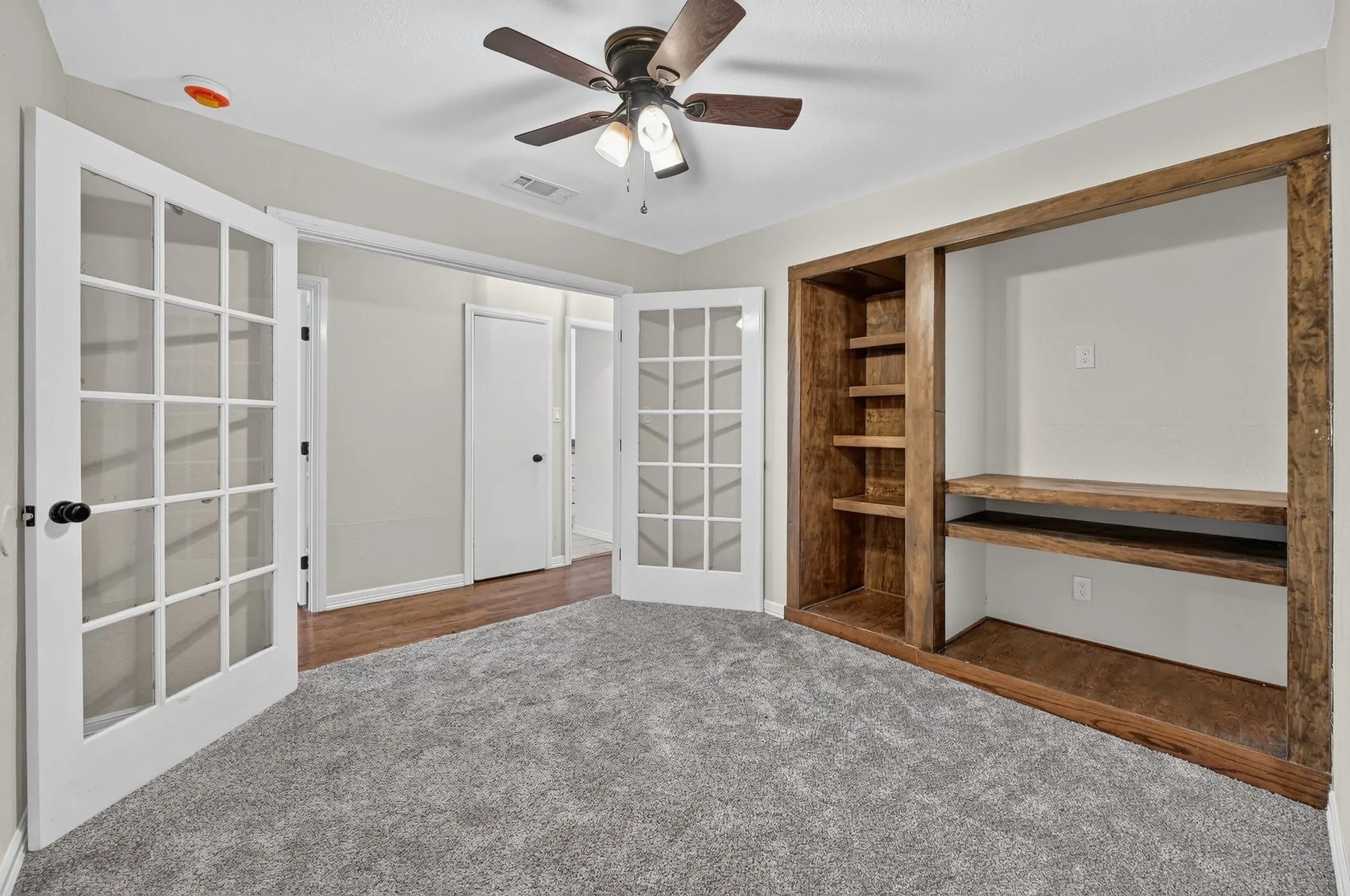 Single Family Residence For Sale in Tarrant County , 4113 Pate Drive, Fort Worth, Texas 76119, 4 Bedroom, 3 Bathroom, 1 Garage spaces, 1,559 Sqft, built in 1955, mls#21301226, Real Estate Agent in Fort Worth, Homes For Sale in Tarrant county, Homes For Sale in Fort Worth, Realtor in Fort Worth Texas, Real Estate Brokerage Independent Realty Texas, Luminita Cordes Realtor