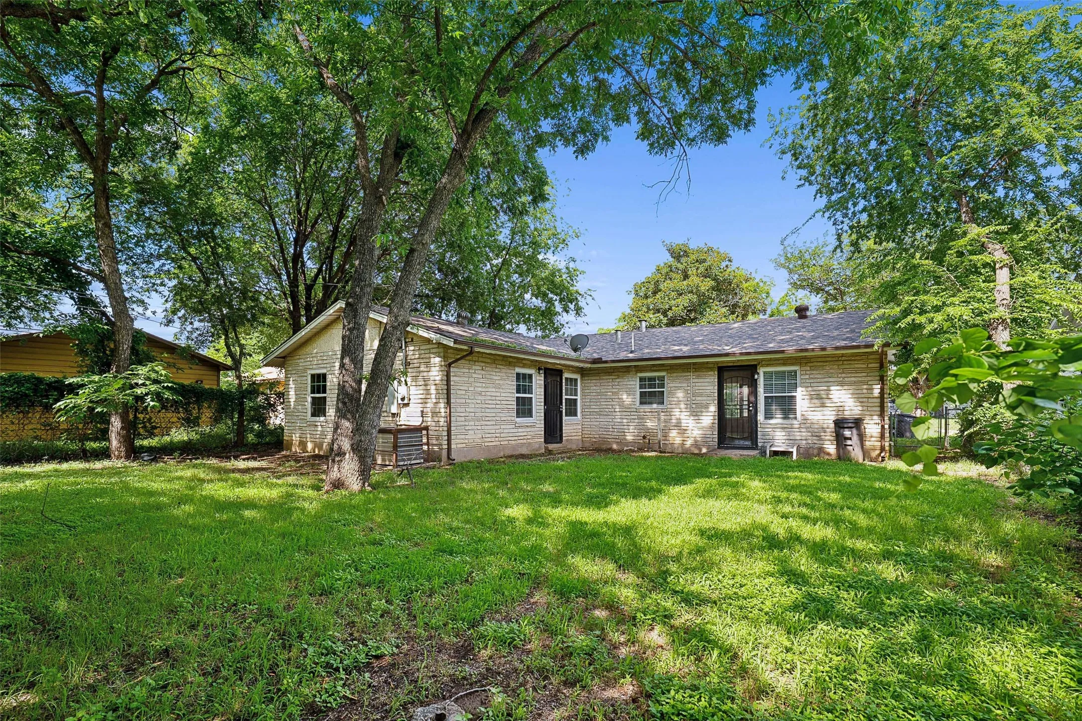 Single Family Residence For Sale in Tarrant County , 4113 Pate Drive, Fort Worth, Texas 76119, 4 Bedroom, 3 Bathroom, 1 Garage spaces, 1,559 Sqft, built in 1955, mls#21301226, Real Estate Agent in Fort Worth, Homes For Sale in Tarrant county, Homes For Sale in Fort Worth, Realtor in Fort Worth Texas, Real Estate Brokerage Independent Realty Texas, Luminita Cordes Realtor