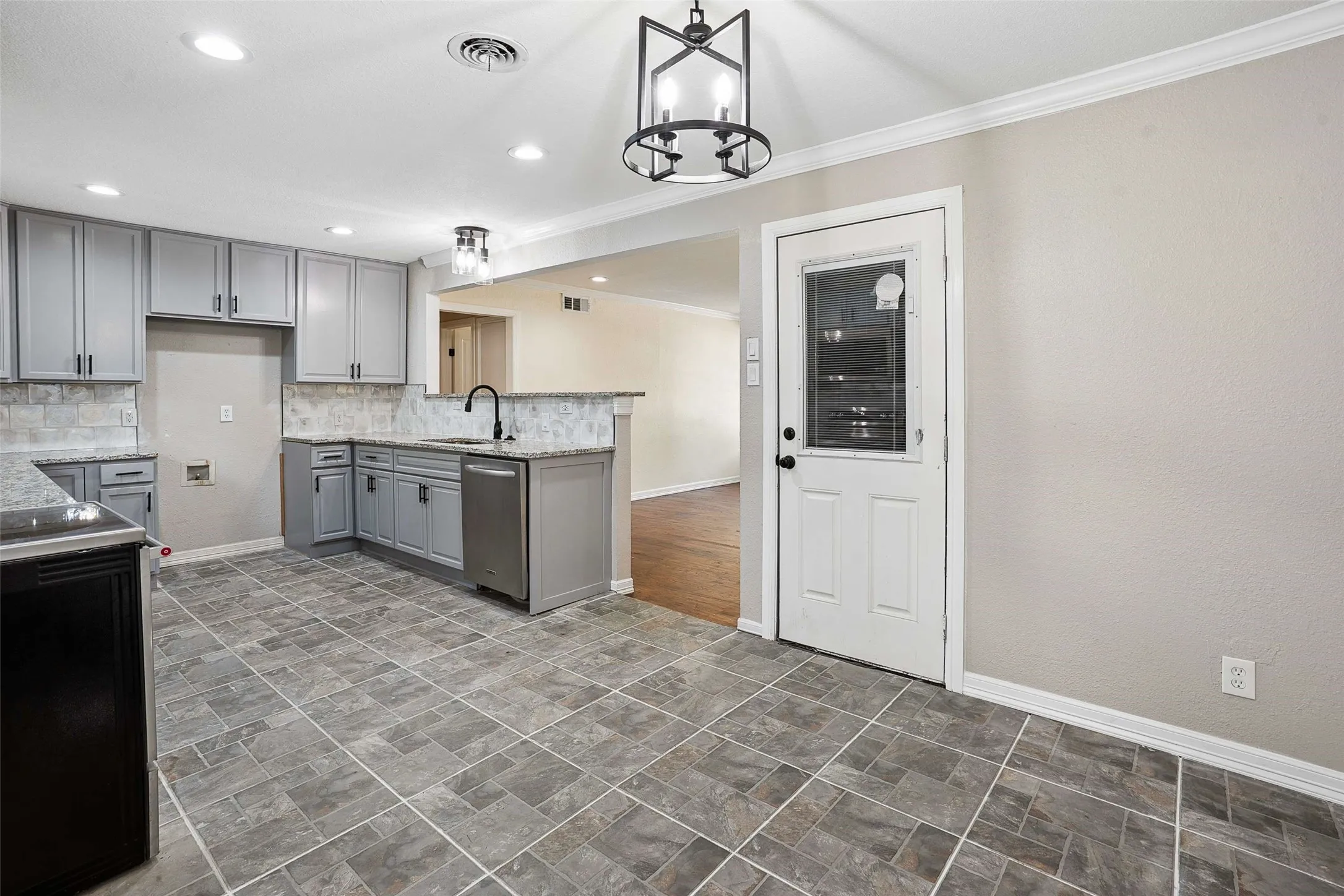Single Family Residence For Sale in Tarrant County , 4113 Pate Drive, Fort Worth, Texas 76119, 4 Bedroom, 3 Bathroom, 1 Garage spaces, 1,559 Sqft, built in 1955, mls#21301226, Real Estate Agent in Fort Worth, Homes For Sale in Tarrant county, Homes For Sale in Fort Worth, Realtor in Fort Worth Texas, Real Estate Brokerage Independent Realty Texas, Luminita Cordes Realtor