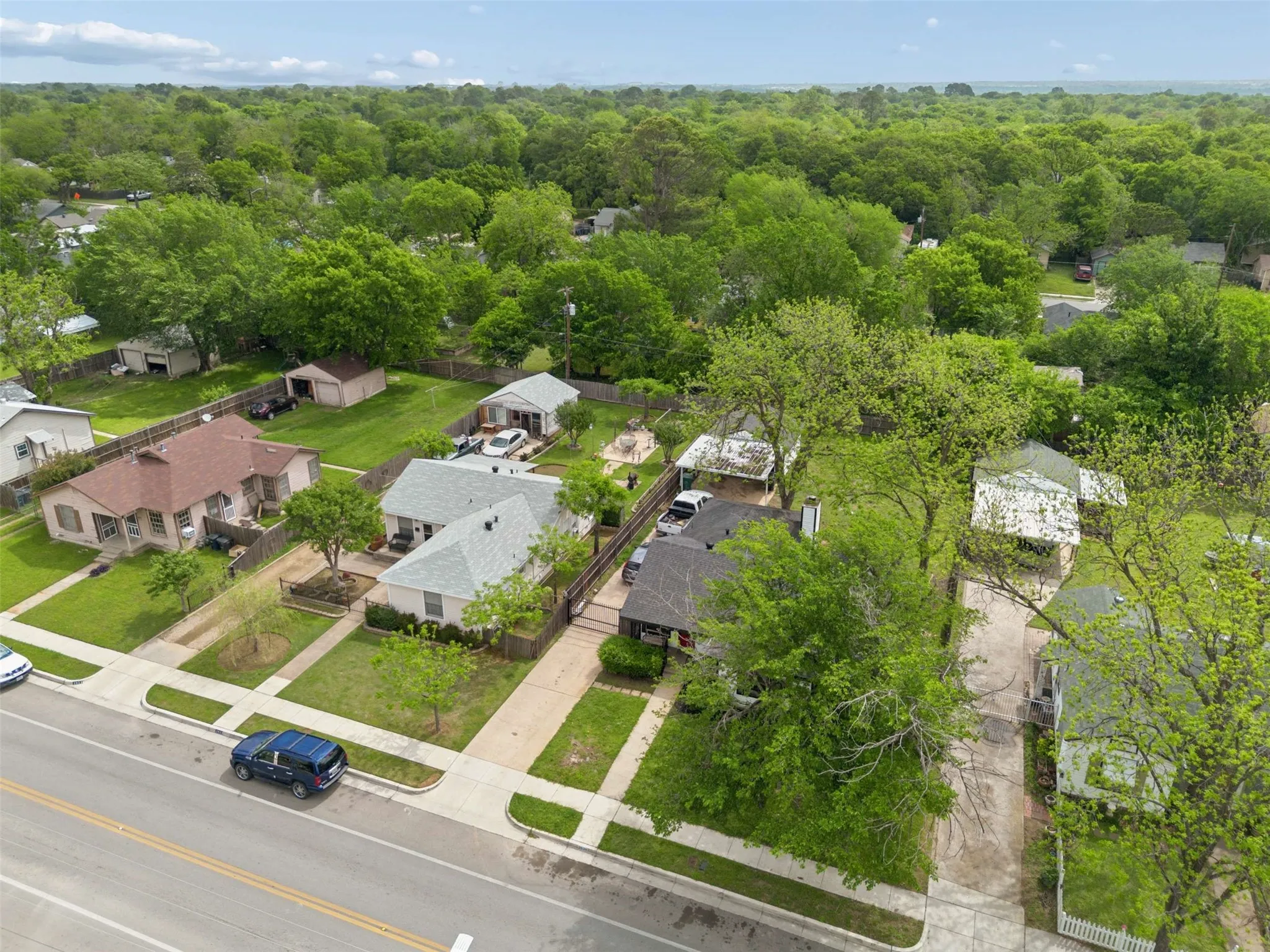 Single Family Residence For Sale in Tarrant County , 4113 Pate Drive, Fort Worth, Texas 76119, 4 Bedroom, 3 Bathroom, 1 Garage spaces, 1,559 Sqft, built in 1955, mls#21301226, Real Estate Agent in Fort Worth, Homes For Sale in Tarrant county, Homes For Sale in Fort Worth, Realtor in Fort Worth Texas, Real Estate Brokerage Independent Realty Texas, Luminita Cordes Realtor