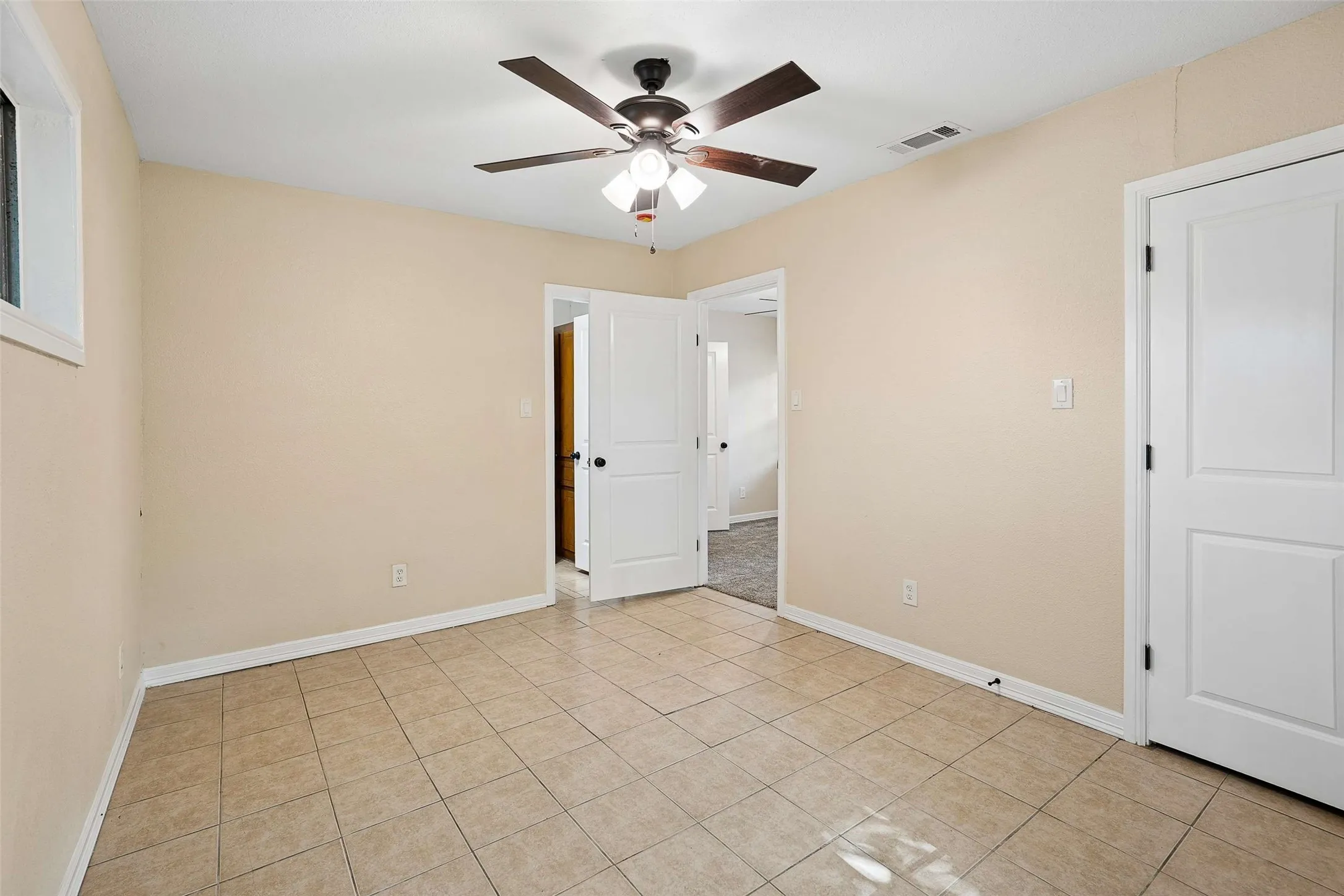 Single Family Residence For Sale in Tarrant County , 4113 Pate Drive, Fort Worth, Texas 76119, 4 Bedroom, 3 Bathroom, 1 Garage spaces, 1,559 Sqft, built in 1955, mls#21301226, Real Estate Agent in Fort Worth, Homes For Sale in Tarrant county, Homes For Sale in Fort Worth, Realtor in Fort Worth Texas, Real Estate Brokerage Independent Realty Texas, Luminita Cordes Realtor