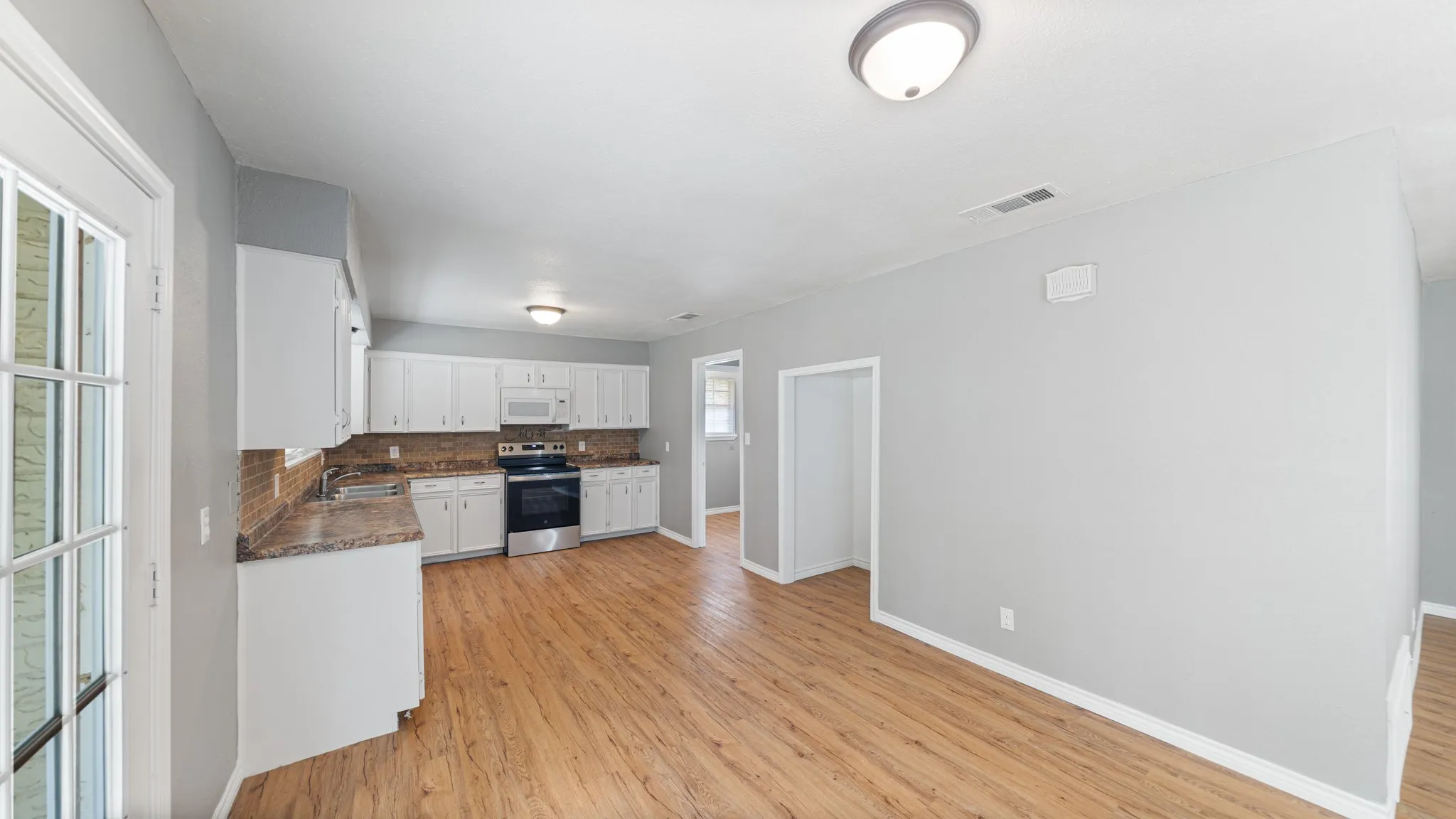 Single Family Residence For Sale in Henderson County , 519 Malibu Drive, Malakoff, Texas 75148, 3 Bedroom, 2 Bathroom, Garage spaces, 1,618 Sqft, built in 1970, mls#21301101, Real Estate Agent in Malakoff, Homes For Sale in Henderson county, Homes For Sale in Malakoff, Realtor in Malakoff Texas, Real Estate Brokerage Independent Realty Texas, Luminita Cordes Realtor