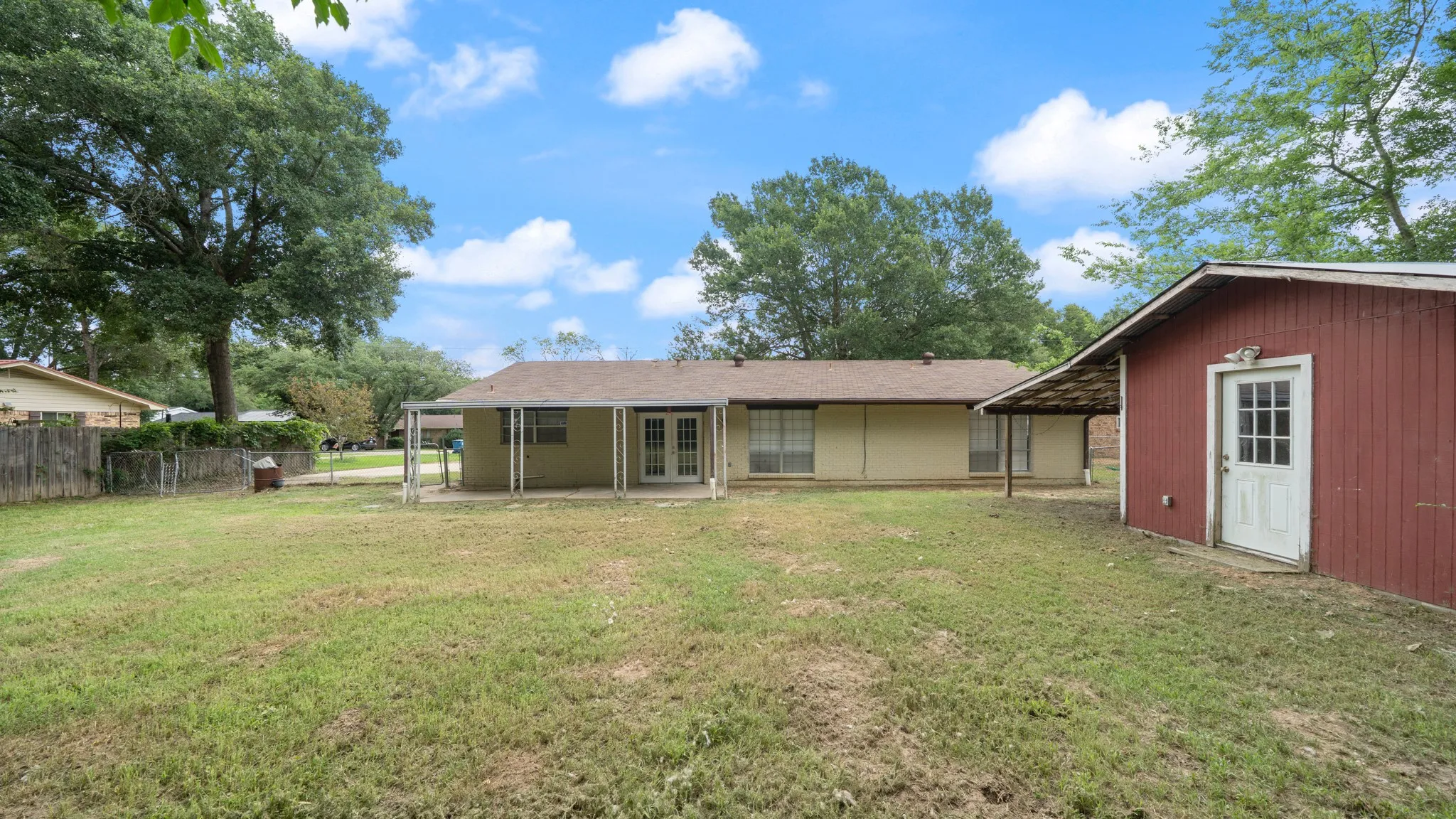 Single Family Residence For Sale in Henderson County , 519 Malibu Drive, Malakoff, Texas 75148, 3 Bedroom, 2 Bathroom, Garage spaces, 1,618 Sqft, built in 1970, mls#21301101, Real Estate Agent in Malakoff, Homes For Sale in Henderson county, Homes For Sale in Malakoff, Realtor in Malakoff Texas, Real Estate Brokerage Independent Realty Texas, Luminita Cordes Realtor