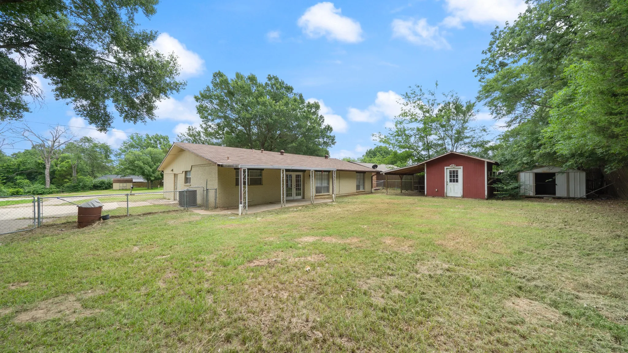 Single Family Residence For Sale in Henderson County , 519 Malibu Drive, Malakoff, Texas 75148, 3 Bedroom, 2 Bathroom, Garage spaces, 1,618 Sqft, built in 1970, mls#21301101, Real Estate Agent in Malakoff, Homes For Sale in Henderson county, Homes For Sale in Malakoff, Realtor in Malakoff Texas, Real Estate Brokerage Independent Realty Texas, Luminita Cordes Realtor