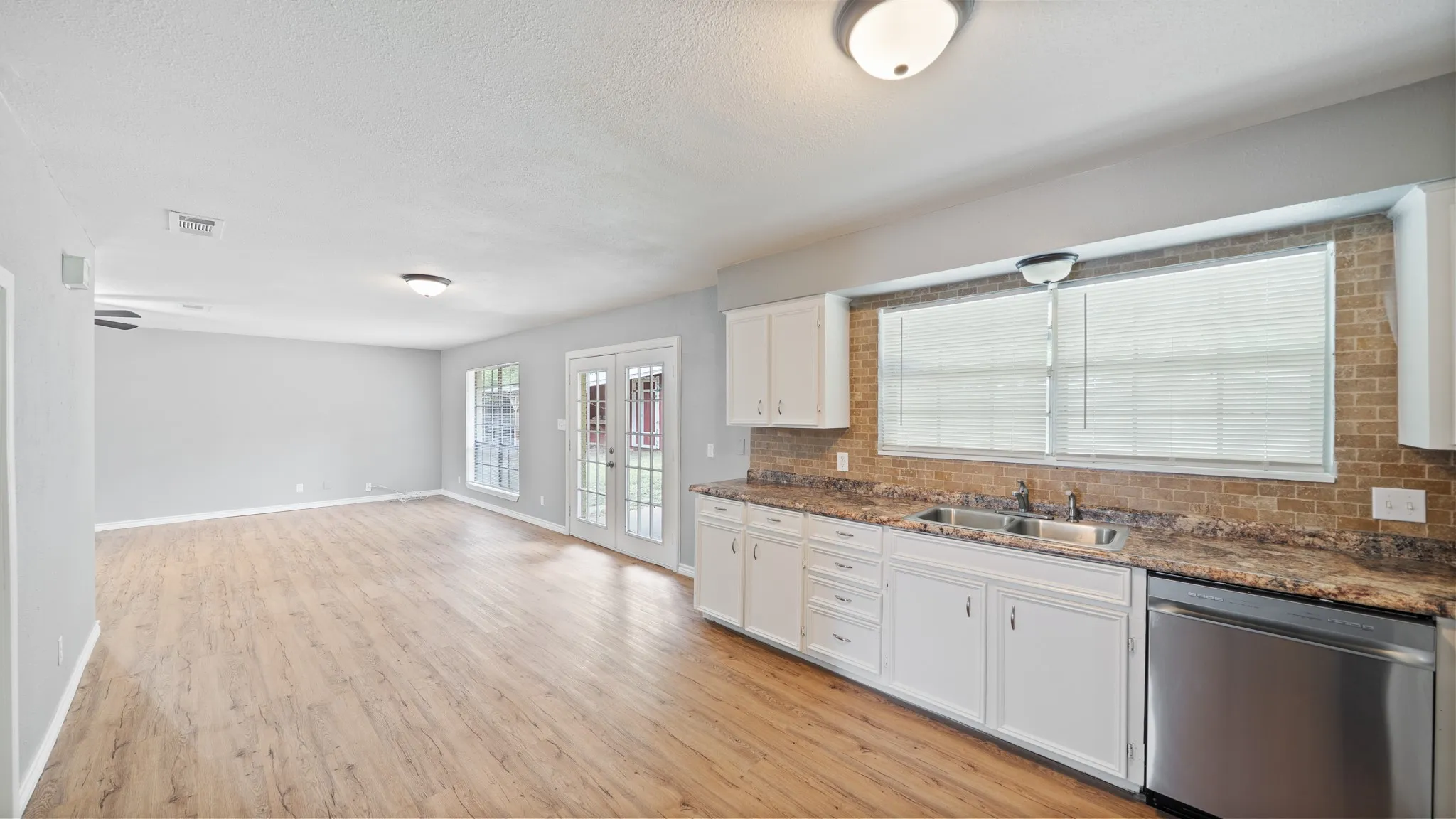 Single Family Residence For Sale in Henderson County , 519 Malibu Drive, Malakoff, Texas 75148, 3 Bedroom, 2 Bathroom, Garage spaces, 1,618 Sqft, built in 1970, mls#21301101, Real Estate Agent in Malakoff, Homes For Sale in Henderson county, Homes For Sale in Malakoff, Realtor in Malakoff Texas, Real Estate Brokerage Independent Realty Texas, Luminita Cordes Realtor