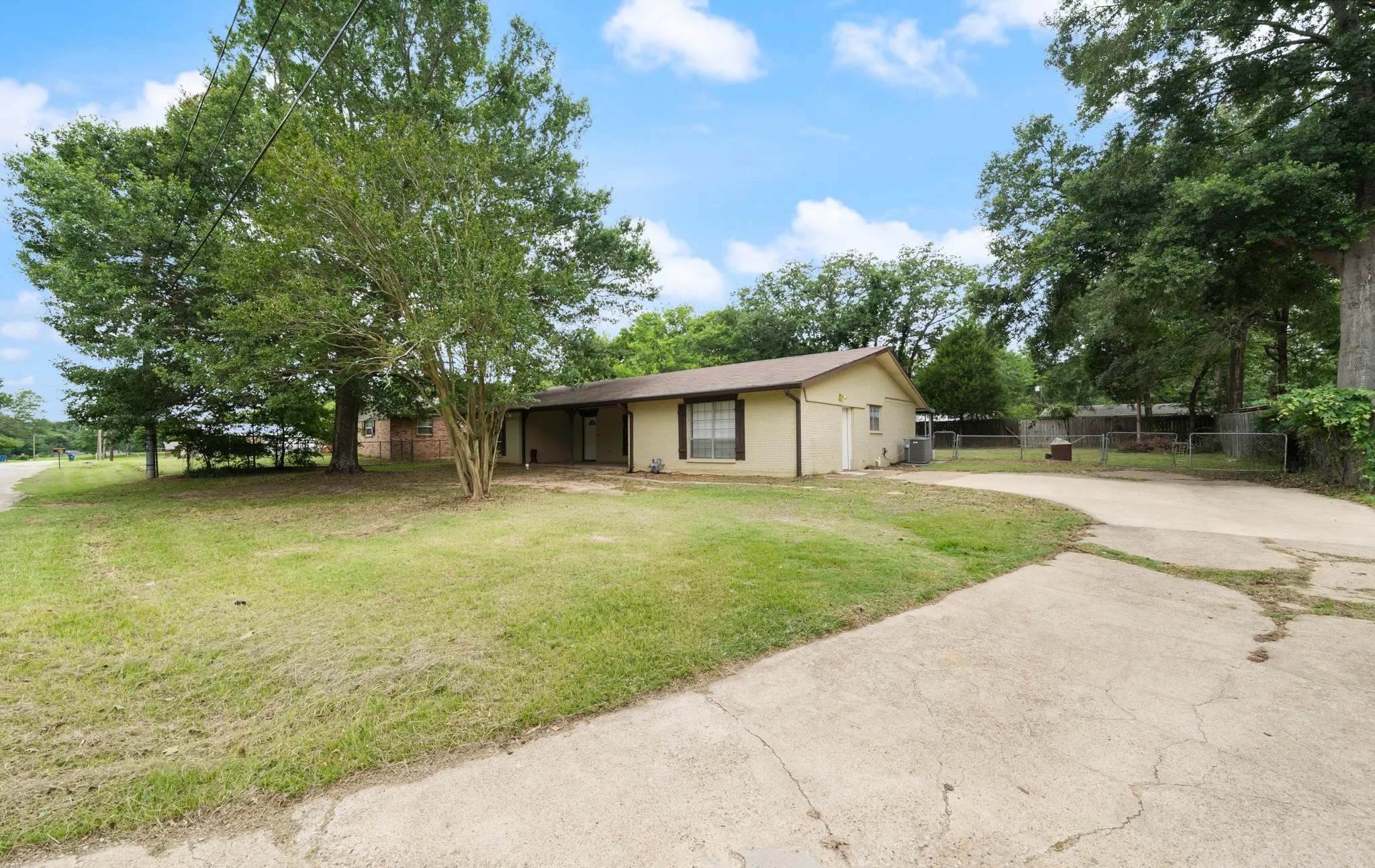 Single Family Residence For Sale in Henderson County , 519 Malibu Drive, Malakoff, Texas 75148, 3 Bedroom, 2 Bathroom, Garage spaces, 1,618 Sqft, built in 1970, mls#21301101, Real Estate Agent in Malakoff, Homes For Sale in Henderson county, Homes For Sale in Malakoff, Realtor in Malakoff Texas, Real Estate Brokerage Independent Realty Texas, Luminita Cordes Realtor