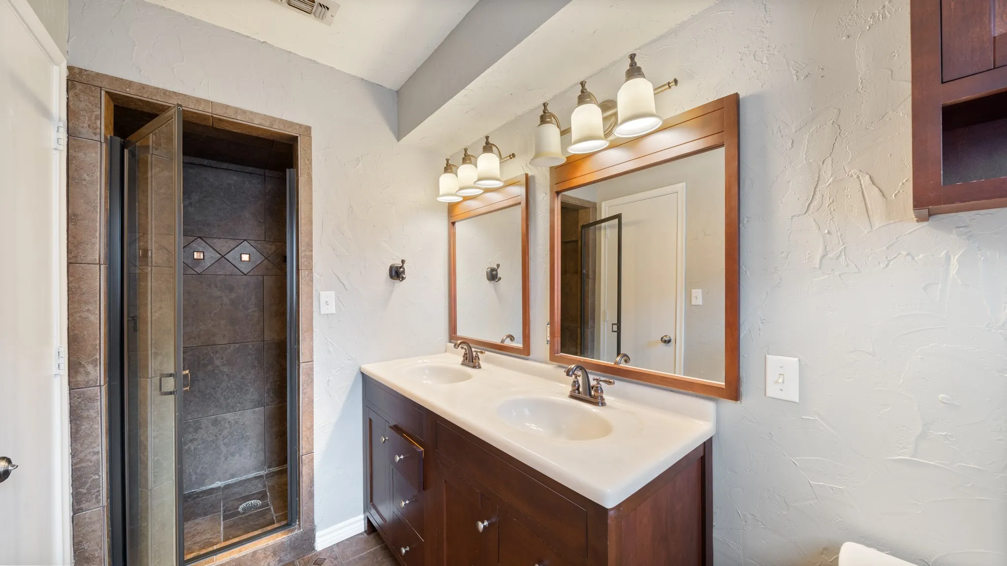 Single Family Residence For Sale in Henderson County , 519 Malibu Drive, Malakoff, Texas 75148, 3 Bedroom, 2 Bathroom, Garage spaces, 1,618 Sqft, built in 1970, mls#21301101, Real Estate Agent in Malakoff, Homes For Sale in Henderson county, Homes For Sale in Malakoff, Realtor in Malakoff Texas, Real Estate Brokerage Independent Realty Texas, Luminita Cordes Realtor
