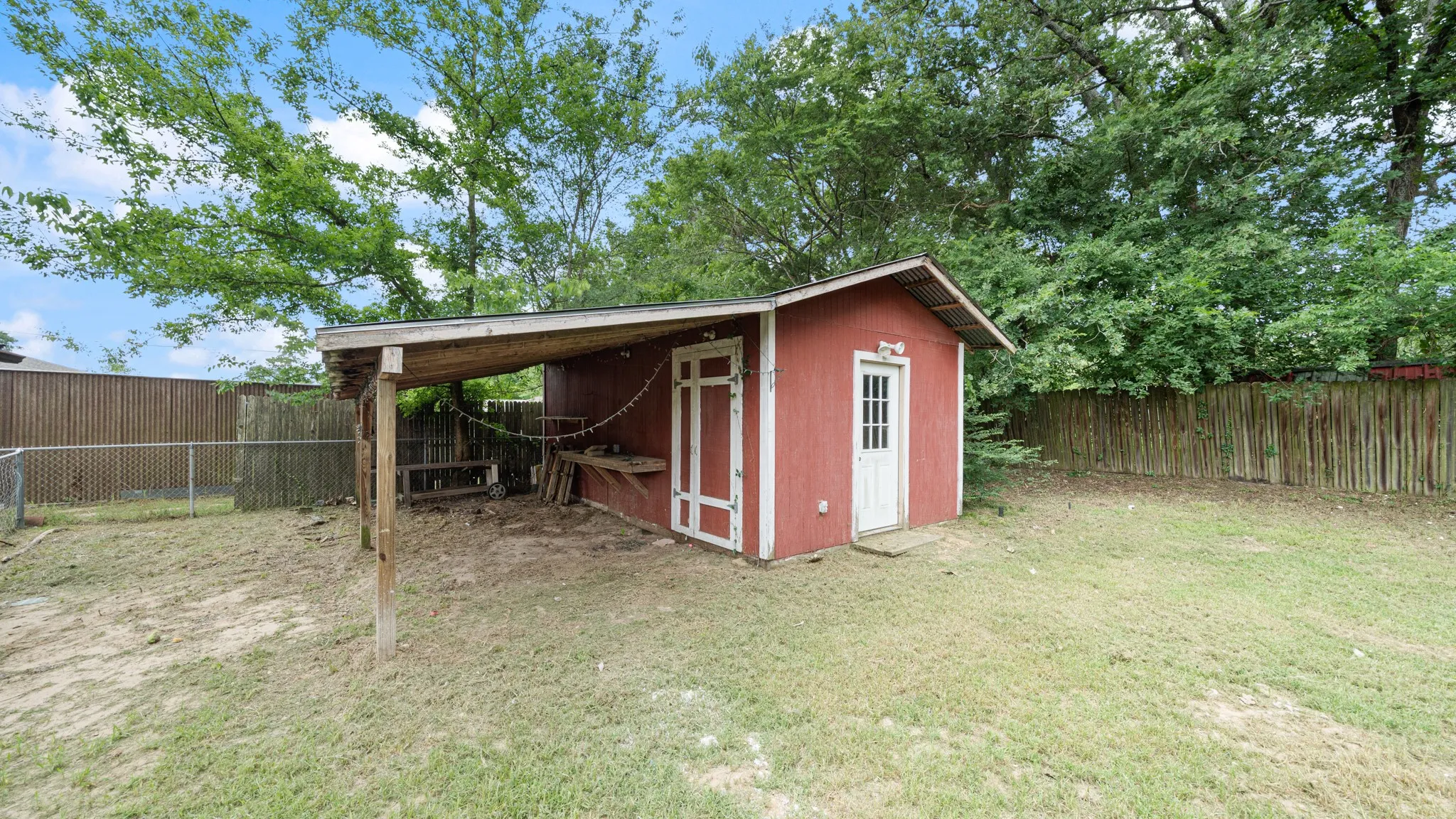 Single Family Residence For Sale in Henderson County , 519 Malibu Drive, Malakoff, Texas 75148, 3 Bedroom, 2 Bathroom, Garage spaces, 1,618 Sqft, built in 1970, mls#21301101, Real Estate Agent in Malakoff, Homes For Sale in Henderson county, Homes For Sale in Malakoff, Realtor in Malakoff Texas, Real Estate Brokerage Independent Realty Texas, Luminita Cordes Realtor