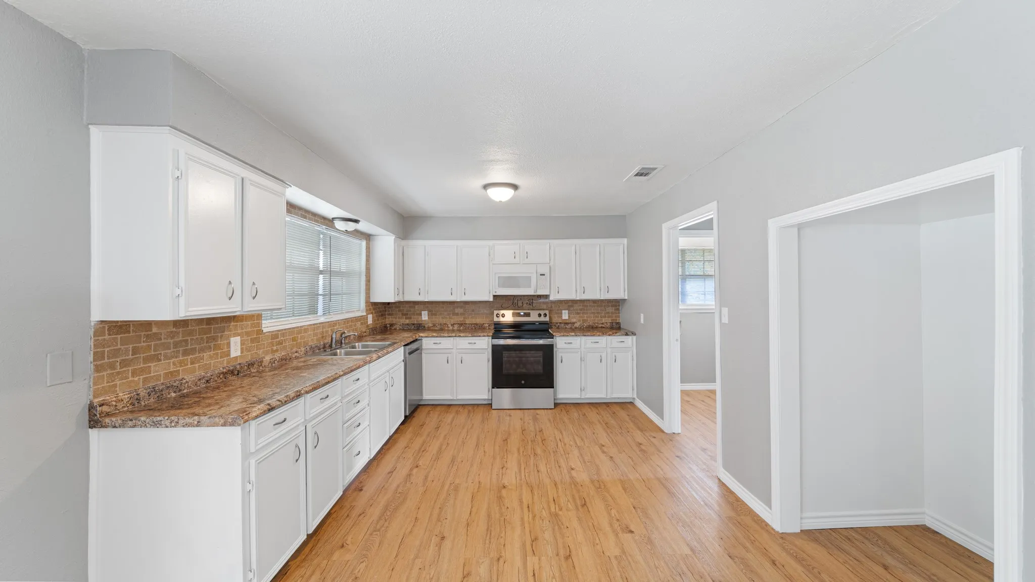 Single Family Residence For Sale in Henderson County , 519 Malibu Drive, Malakoff, Texas 75148, 3 Bedroom, 2 Bathroom, Garage spaces, 1,618 Sqft, built in 1970, mls#21301101, Real Estate Agent in Malakoff, Homes For Sale in Henderson county, Homes For Sale in Malakoff, Realtor in Malakoff Texas, Real Estate Brokerage Independent Realty Texas, Luminita Cordes Realtor